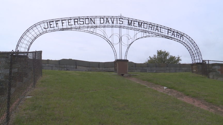 Jefferson Davis Arch Fort Monroe_1555698685624.jpg