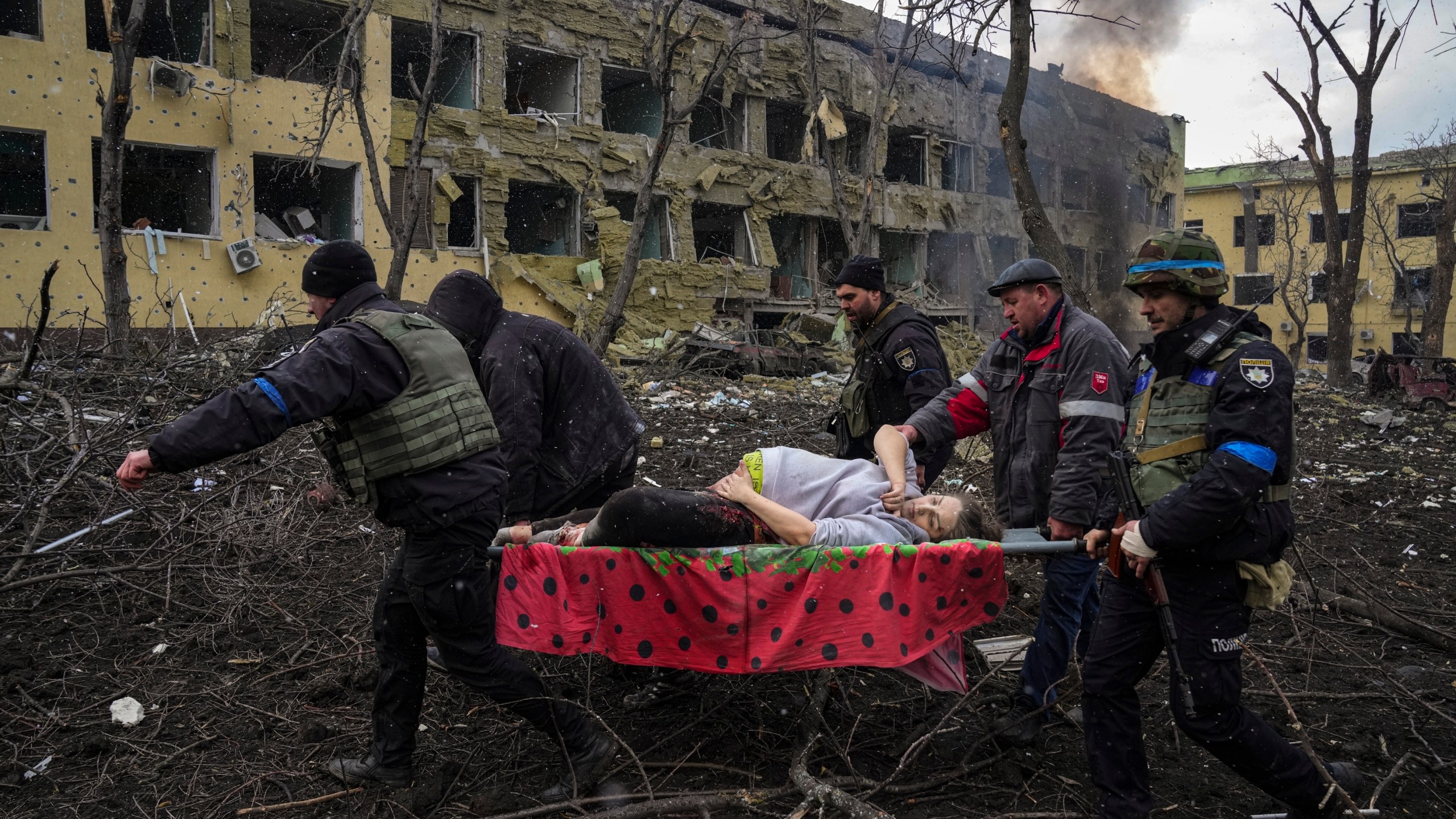 Ukrainian emergency employees and police officers evacuate injured pregnant woman Iryna Kalinina, 32, from a maternity hospital that was damaged by a Russian airstrike in Mariupol, Ukraine, March 9, 2022. The image was part of a series of images by Associated Press photographers that was awarded the 2023 Pulitzer Prize for Breaking News Photography. (AP Photo/Evgeniy Maloletka)