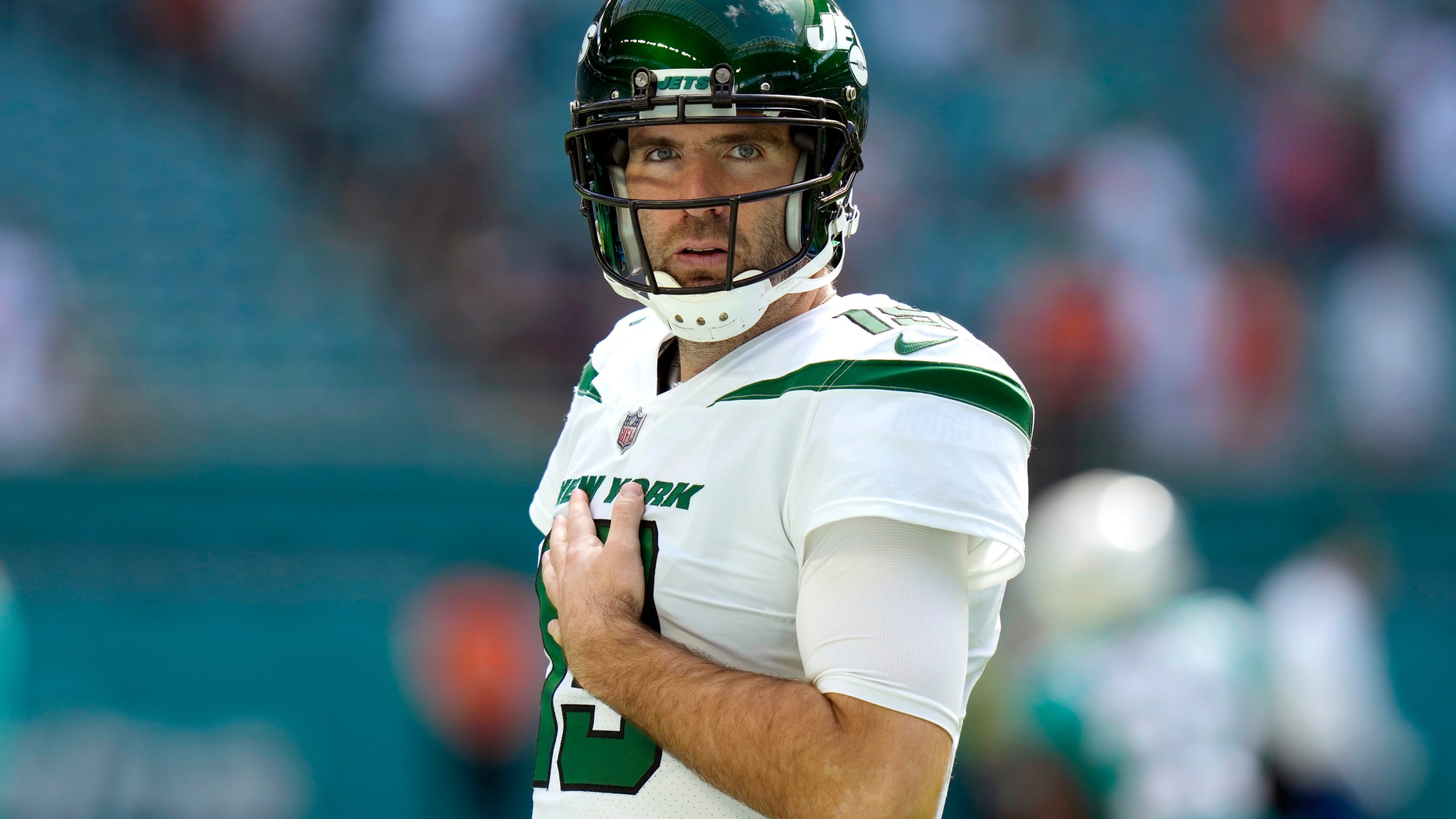 FILE - New York Jets quarterback Joe Flacco warms up before an NFL football game against the Miami Dolphins, Sunday, Jan. 8, 2023, in Miami Gardens, Fla. Former Super Bowl MVP Joe Flacco is working out Friday for the Cleveland Browns, who are still working out their changing quarterback situation, a person familiar with the visit told The Associated Press on Friday, Nov. 17, 2023. The 38-year-old Flacco could be an option for the Browns, who lost Deshaun Watson for the season earlier this week with a broken bone in his shoulder. (AP Photo/Lynne Sladky, FIle)