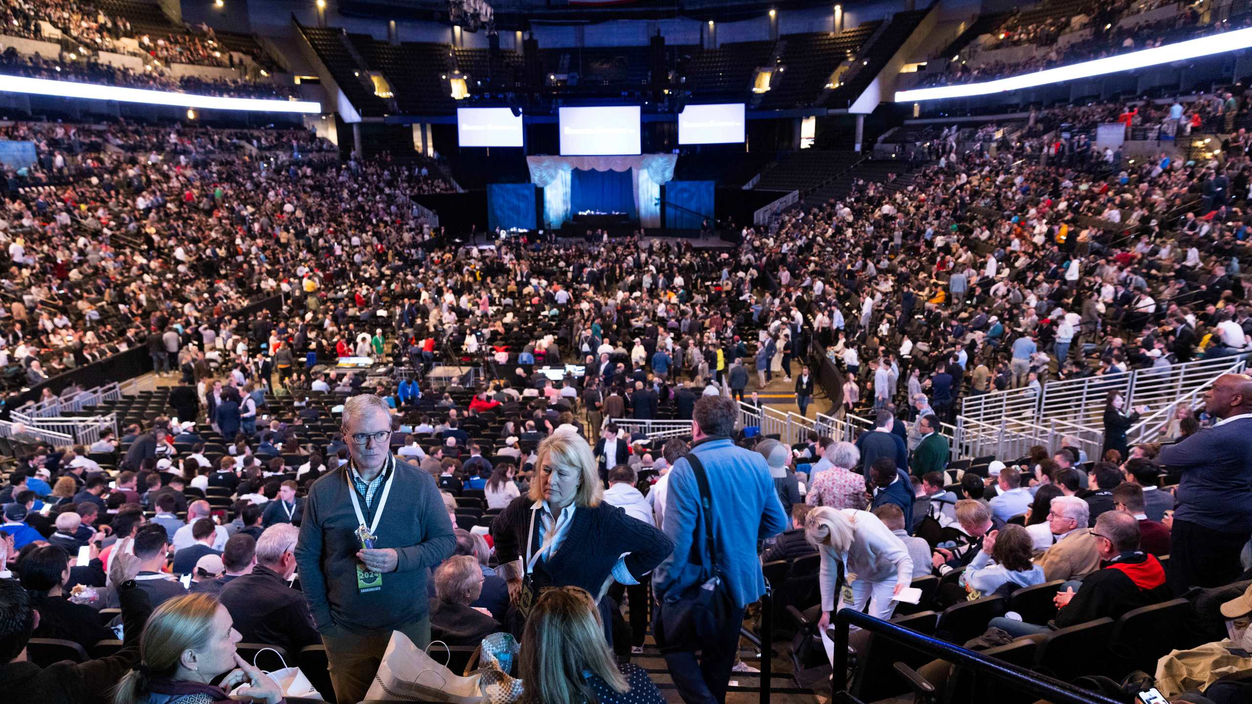 Harold and Caroline Ernst of St. Louis chat with fellow shareholders as they wait for the Berkshire Hathaway annual meeting to begin on Saturday, May 4, 2024, in Omaha, Neb. (AP Photo/Rebecca S. Gratz)