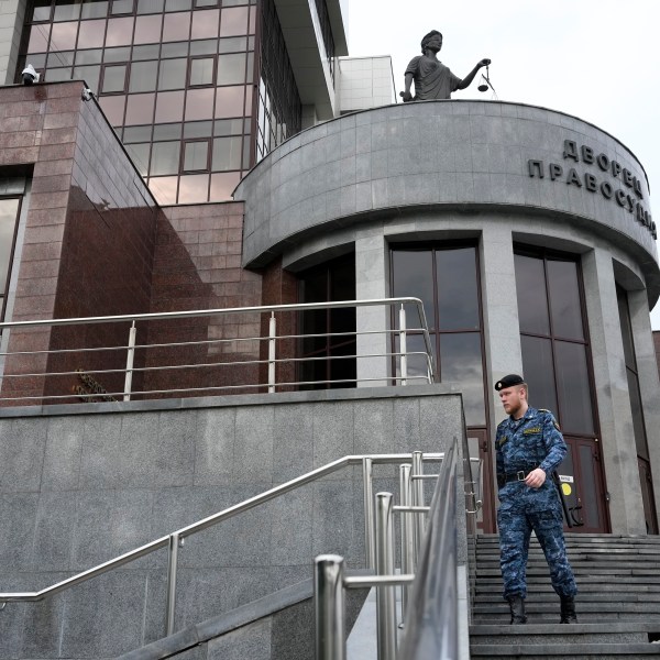 A Russian Federal Bailiffs Service employee patrols around the court building with the words reading, "Palace of justice," on the front in Yekaterinburg, Russia, on Friday, July 19, 2024, ahead of the trial of Wall Street Journal reporter Evan Gershkovich's suspected spying activities. Photo/Dmitri Lovetsky)