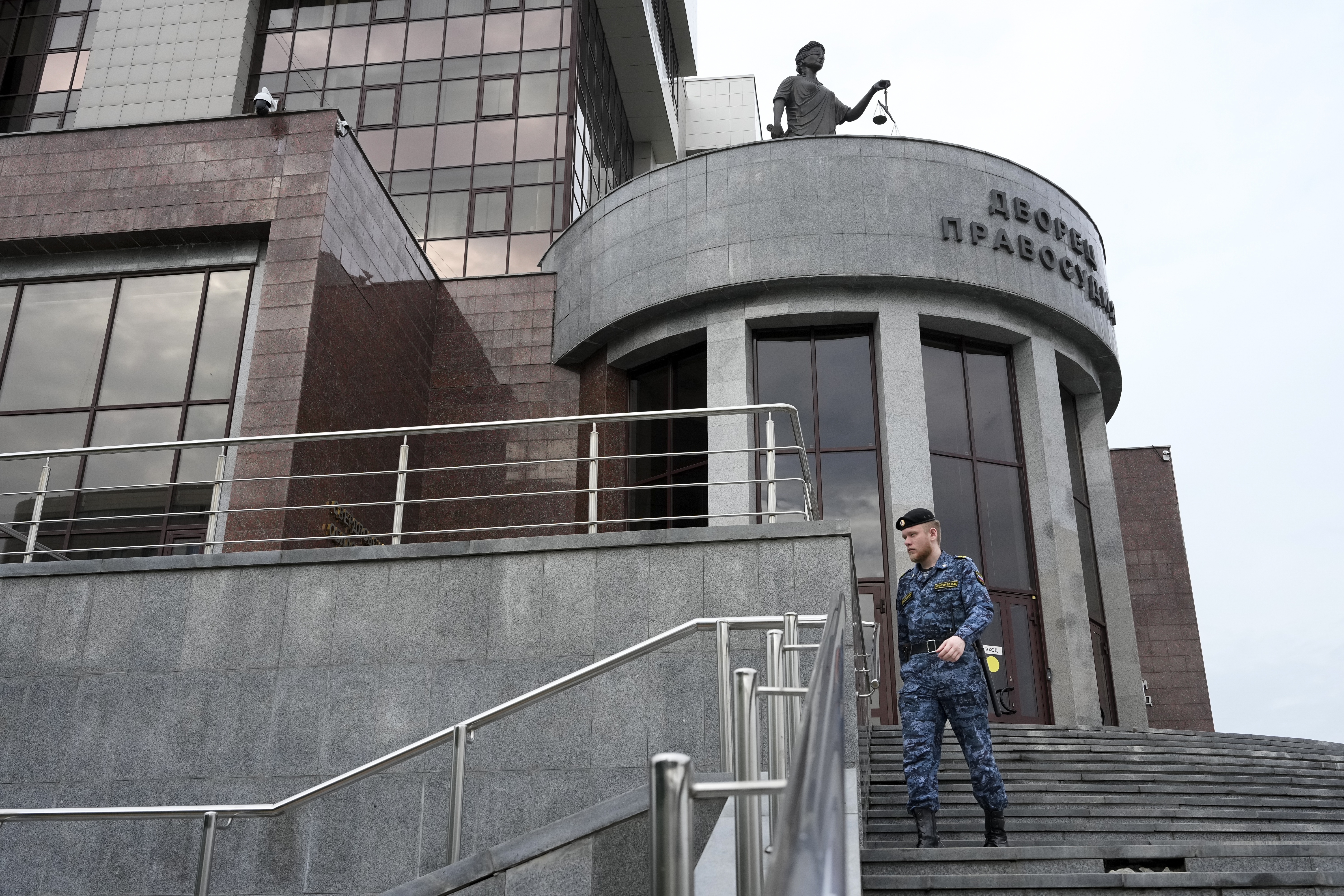 A Russian Federal Bailiffs Service employee patrols around the court building with the words reading, "Palace of justice," on the front in Yekaterinburg, Russia, on Friday, July 19, 2024, ahead of the trial of Wall Street Journal reporter Evan Gershkovich's suspected spying activities. Photo/Dmitri Lovetsky)