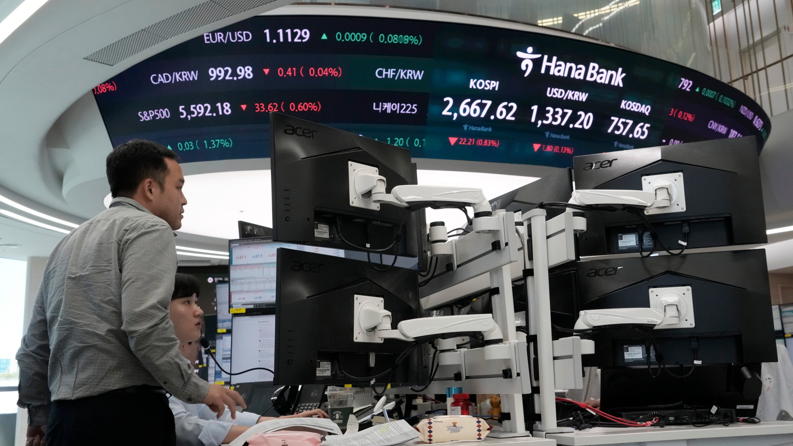 FILE - Currency traders watch monitors at the foreign exchange dealing room of the KEB Hana Bank headquarters in Seoul, South Korea, on Aug. 29, 2024. (AP Photo/Ahn Young-joon, File)