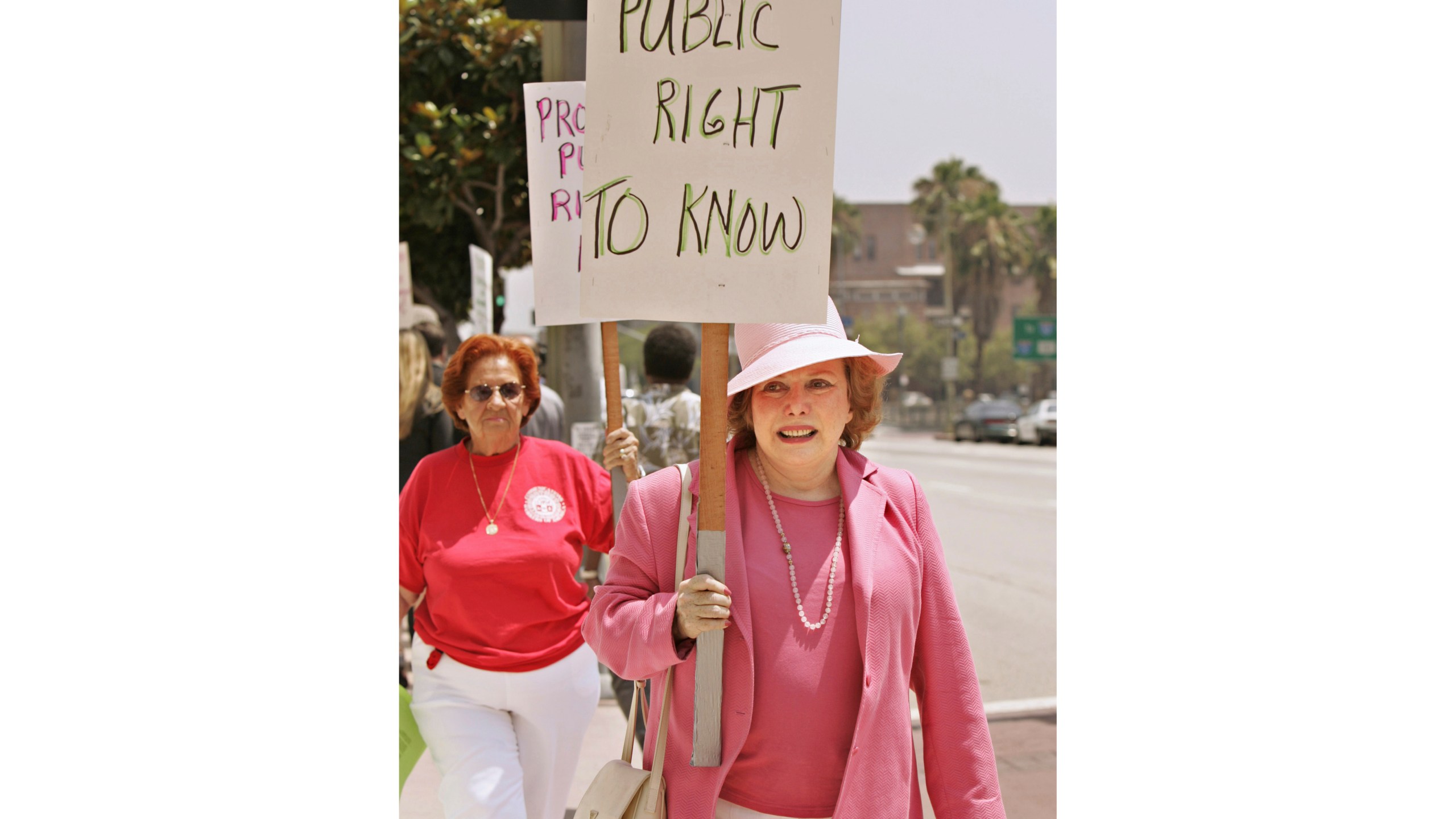 FILE - Associated Press reporter Linda Deutsch, right, and other journalists demonstrate in front of a federal courthouse in Los Angeles, July 6, 2005, in support of New York Times reporter Judith Miller, who were ordered to jail by a U.S. judge for refusing to divulge sources in the investigation of the leak of an undercover CIA officer's name. (AP Photo/Nick Ut, File)