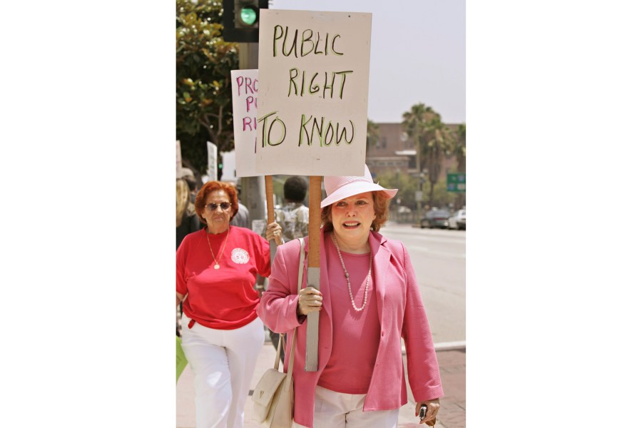 FILE - Associated Press reporter Linda Deutsch, right, and other journalists demonstrate in front of a federal courthouse in Los Angeles, July 6, 2005, in support of New York Times reporter Judith Miller, who were ordered to jail by a U.S. judge for refusing to divulge sources in the investigation of the leak of an undercover CIA officer's name. (AP Photo/Nick Ut, File)