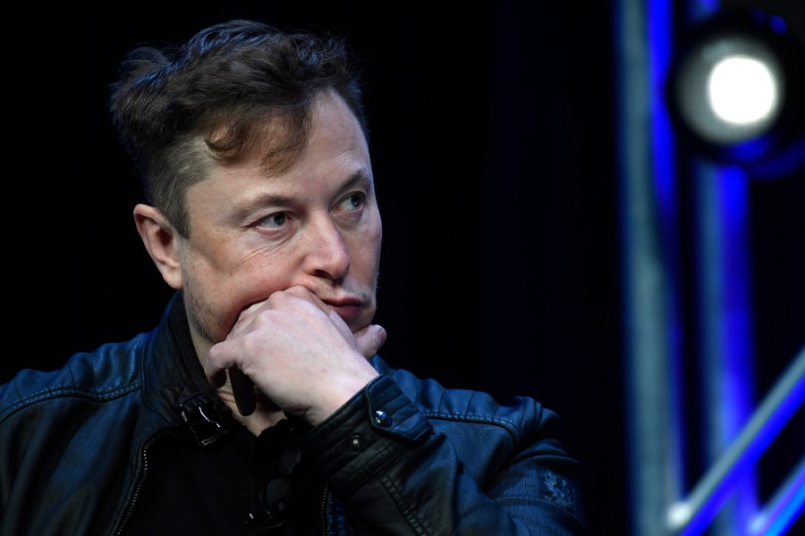 ARCHIVO - El director general de Tesla y SpaceX, Elon Musk, escucha una pregunta durante una conferencia en Washington, el 9 de marzo de 2020. (AP Foto/Susan Walsh, Archivo)