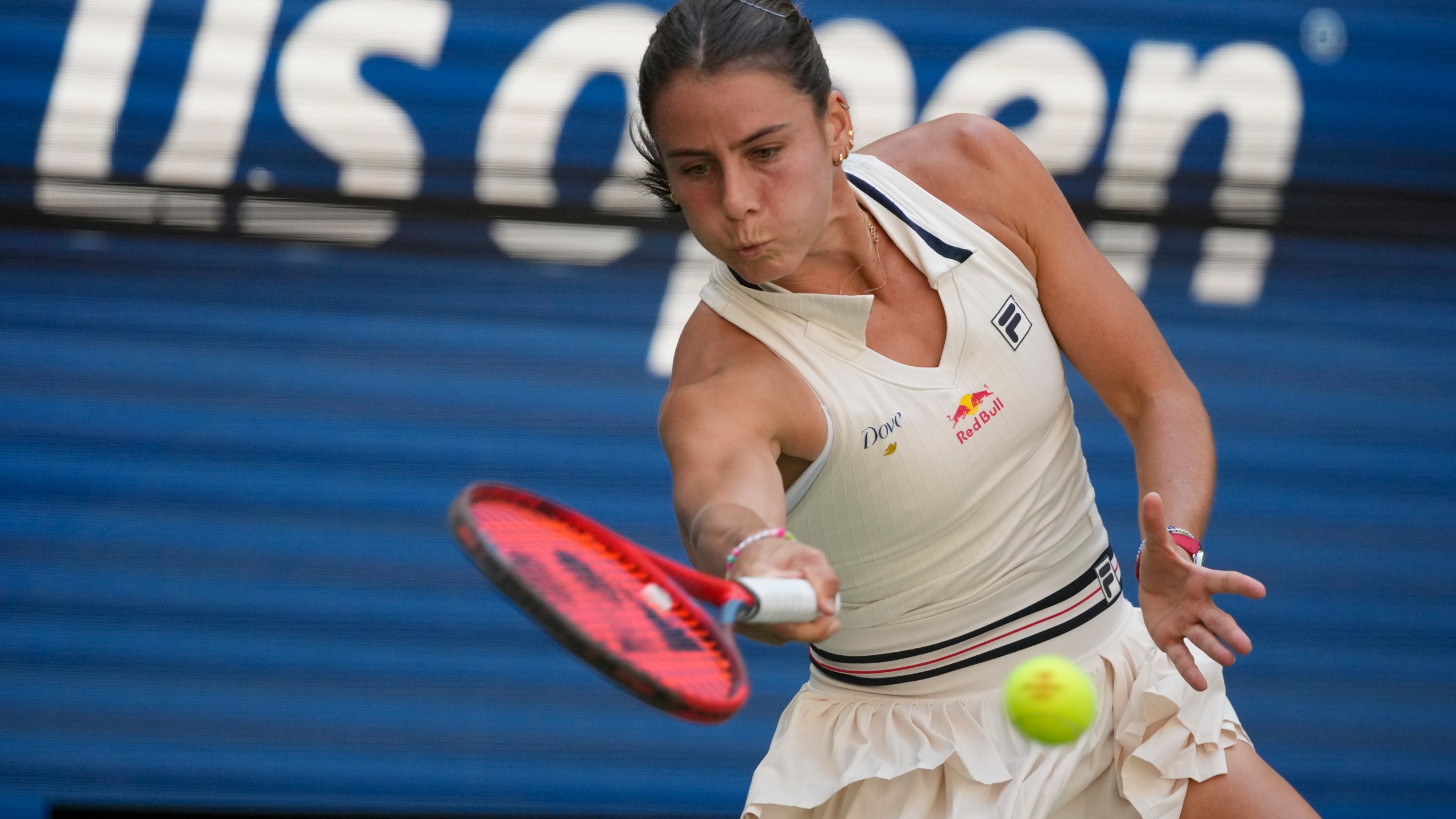 Emma Navarro, of the United States, returns a shot to Paula Badosa, of Spain, during the quarterfinals of the U.S. Open tennis championships, Tuesday, Sept. 3, 2024, in New York. (AP Photo/Pamela Smith)