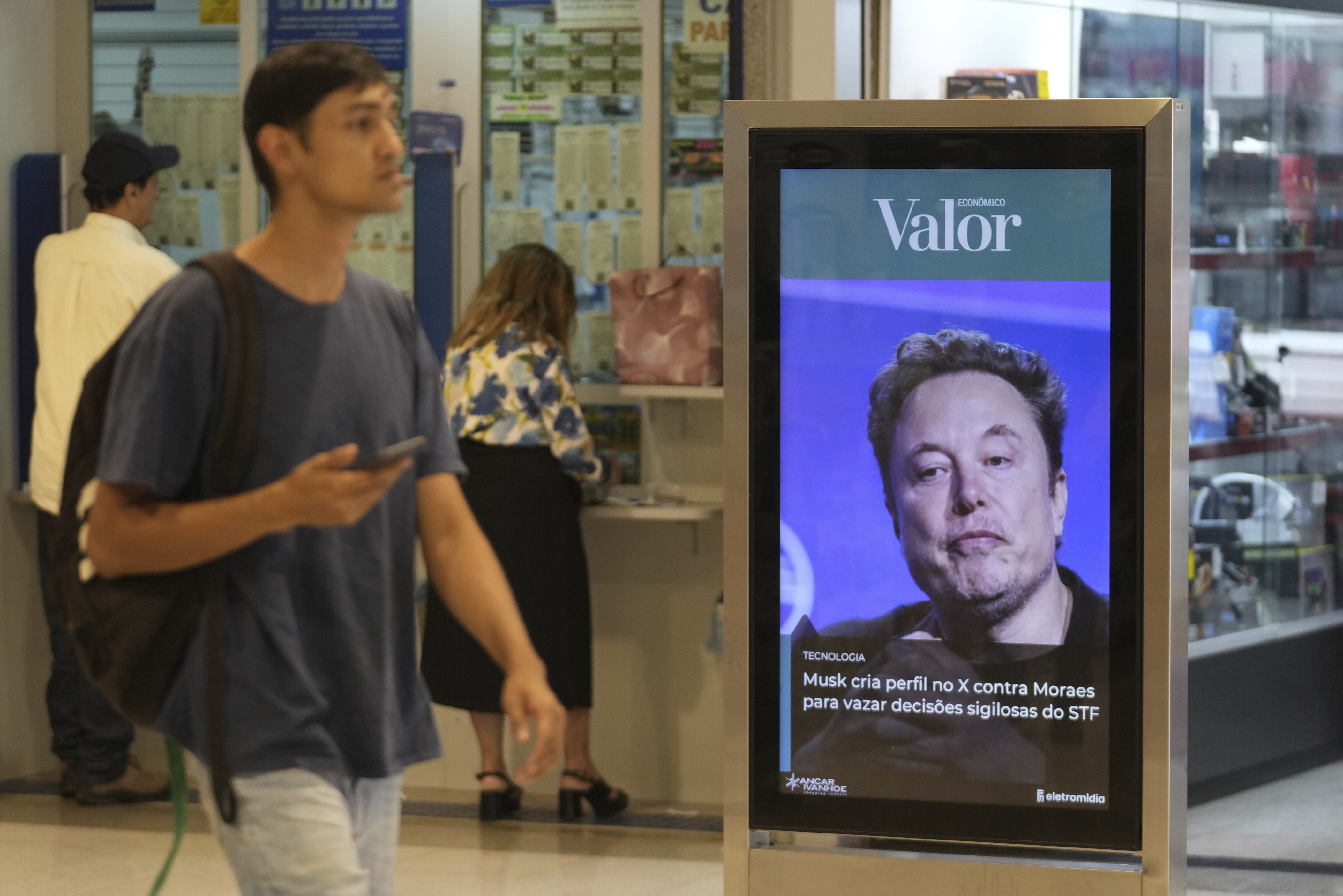 Un anuncio de Valor media muestra una foto de Elon Musk en un centro comercial de Brasilia, Brasil, el lunes 2 de septiembre de 2024. (Foto AP/Eraldo Peres)