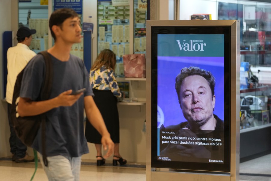 Un anuncio de Valor media muestra una foto de Elon Musk en un centro comercial de Brasilia, Brasil, el lunes 2 de septiembre de 2024. (Foto AP/Eraldo Peres)