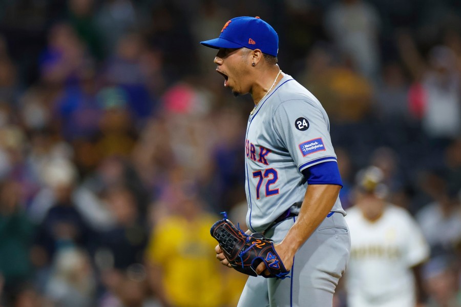 El dominicano Dedniel Núñez, de los Mets de Nueva York, celebra el último out en el juego del sábado 24 de agosto de 2024, ante los Padres de San Diego (AP Foto/Brandon Sloter)