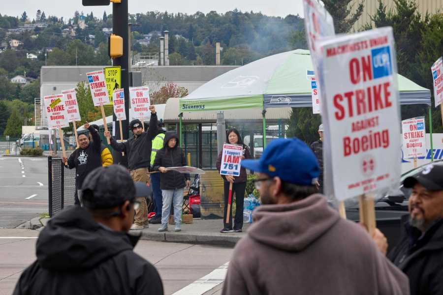 Boeing Machinists Union members react to passing traffic while on the picket line at the Renton factory, Saturday, Sept. 14, 2024, in Renton, Wash. (AP Photo/John Froschauer)