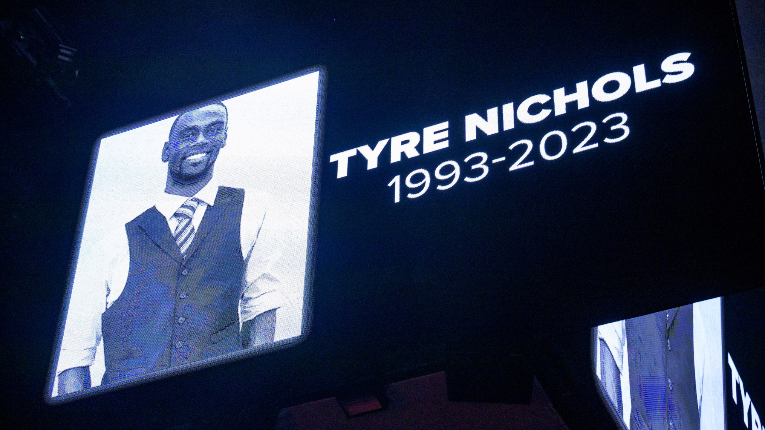 ARCHIVO - La pantalla del Smoothie King Center de Nueva Orleans rinde homenaje a Tyre Nichols el 28 de enero de 2023, antes de un partido de la NBA entre los Pelicans de Nueva Orleans y los Wizards de Washington. Nichols murió a consecuencia de los golpes que le propinaron tres policías. (Foto AP/Matthew Hinton, Archivo)