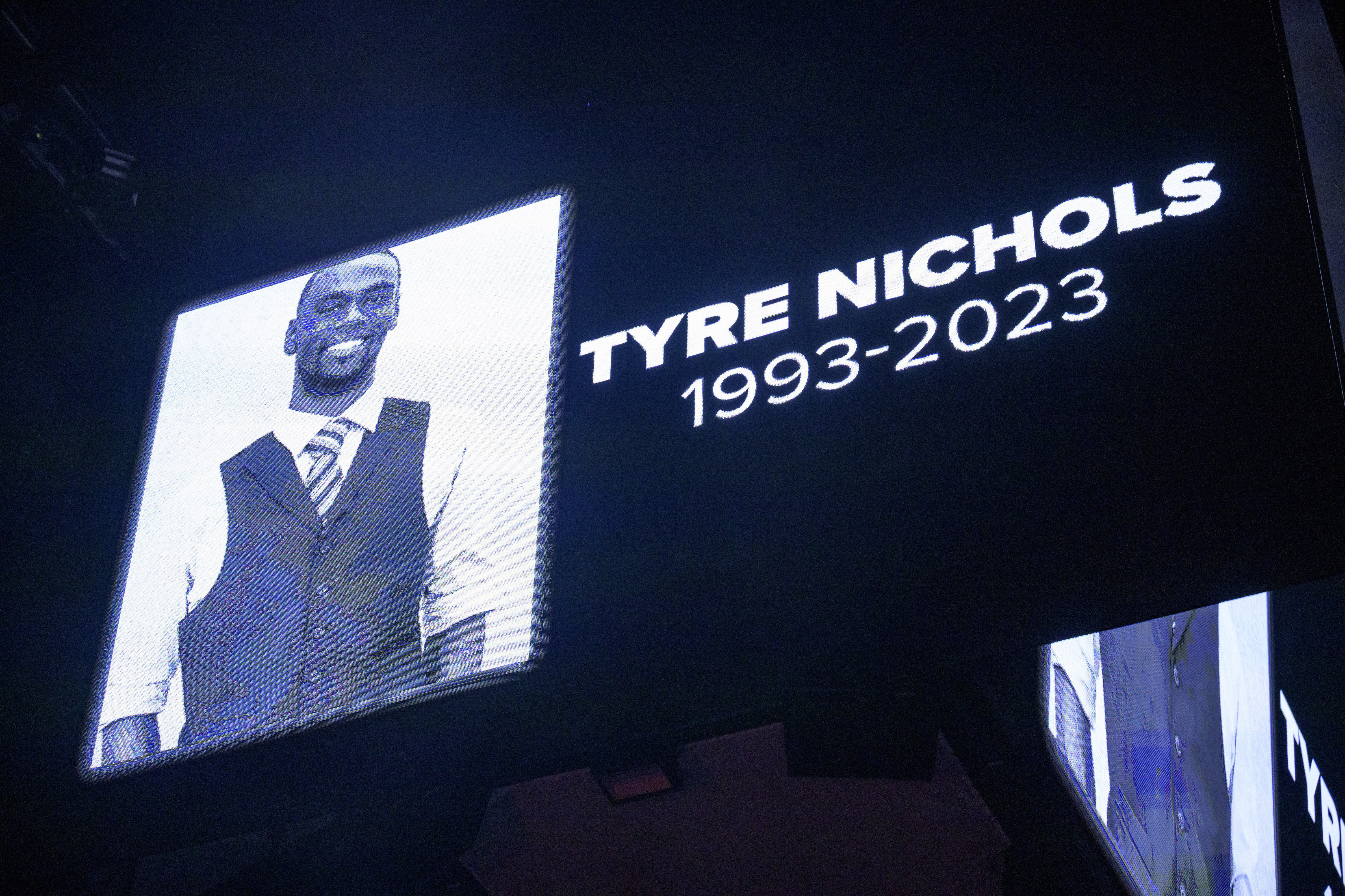 ARCHIVO - La pantalla del Smoothie King Center de Nueva Orleans rinde homenaje a Tyre Nichols el 28 de enero de 2023, antes de un partido de la NBA entre los Pelicans de Nueva Orleans y los Wizards de Washington. Nichols murió a consecuencia de los golpes que le propinaron tres policías. (Foto AP/Matthew Hinton, Archivo)