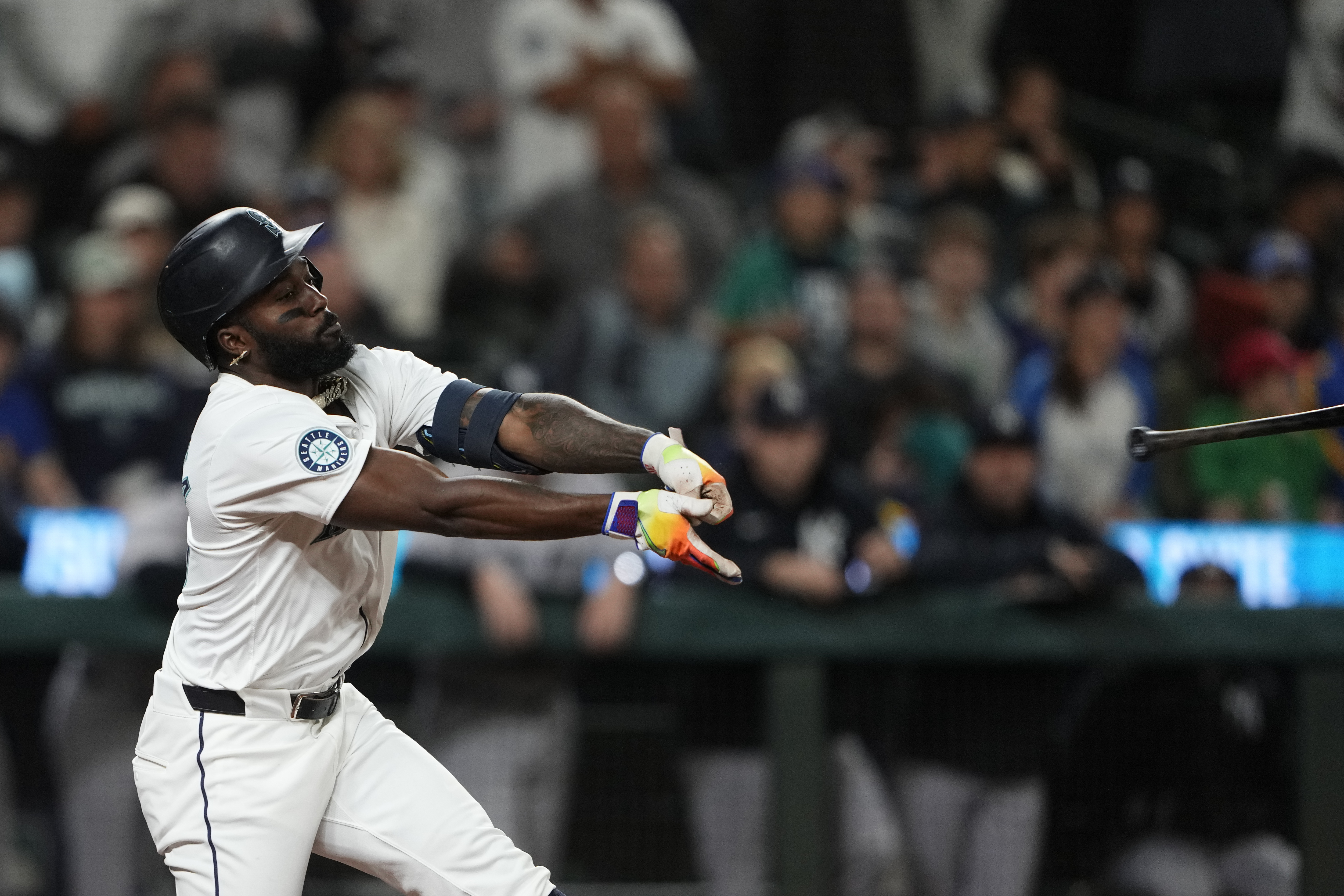 Seattle Mariners' Randy Arozarena loses his bat on a swing against the New York Yankees during the 10th inning of a baseball game Wednesday, Sept. 18, 2024, in Seattle. (AP Photo/Lindsey Wasson)