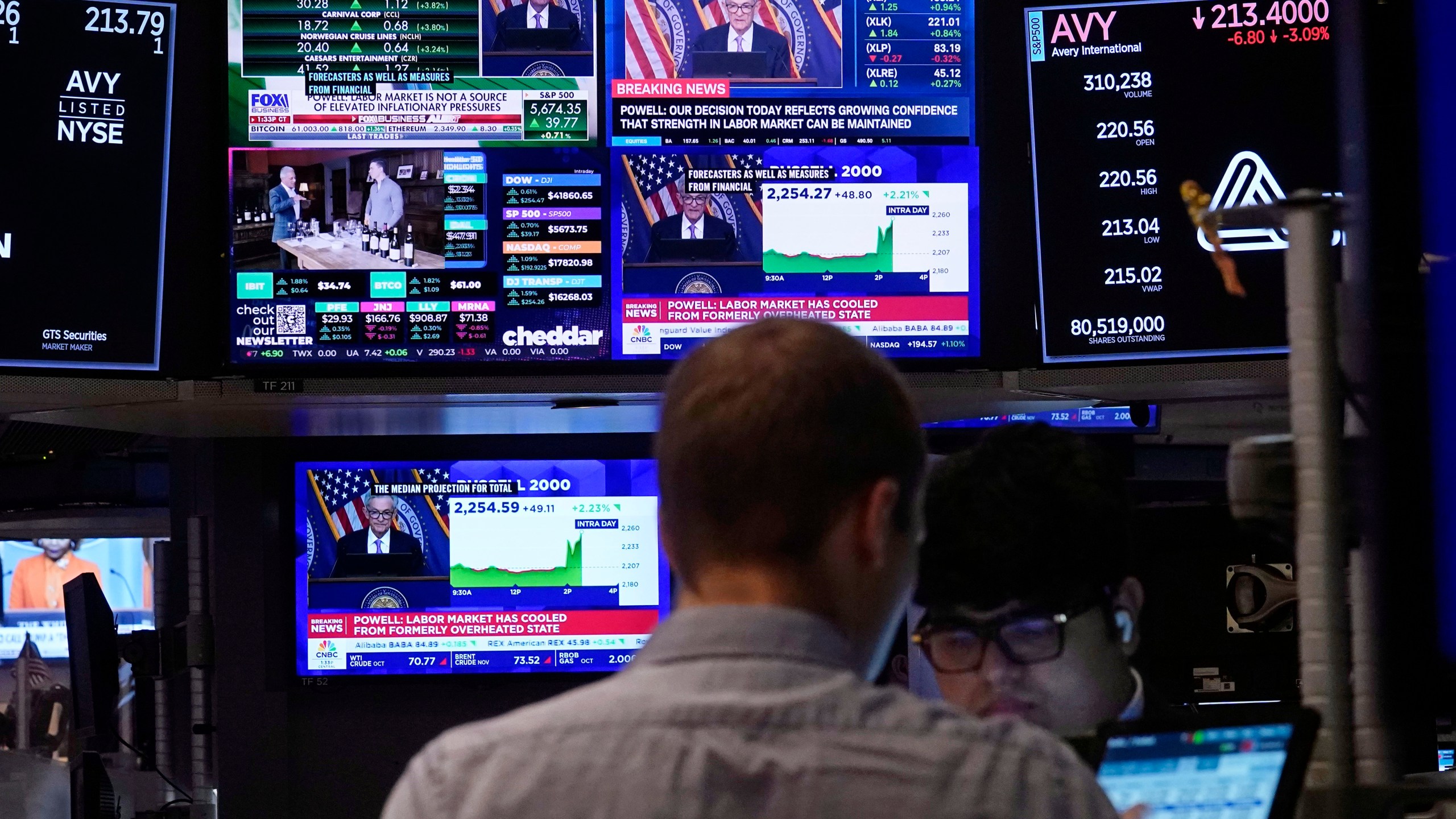 The news conference of Federal Reserve Chair Jerome Powell appears on television screens on the floor of the New York Stock Exchange, Wednesday, Sept. 18, 2024. (AP Photo/Richard Drew)