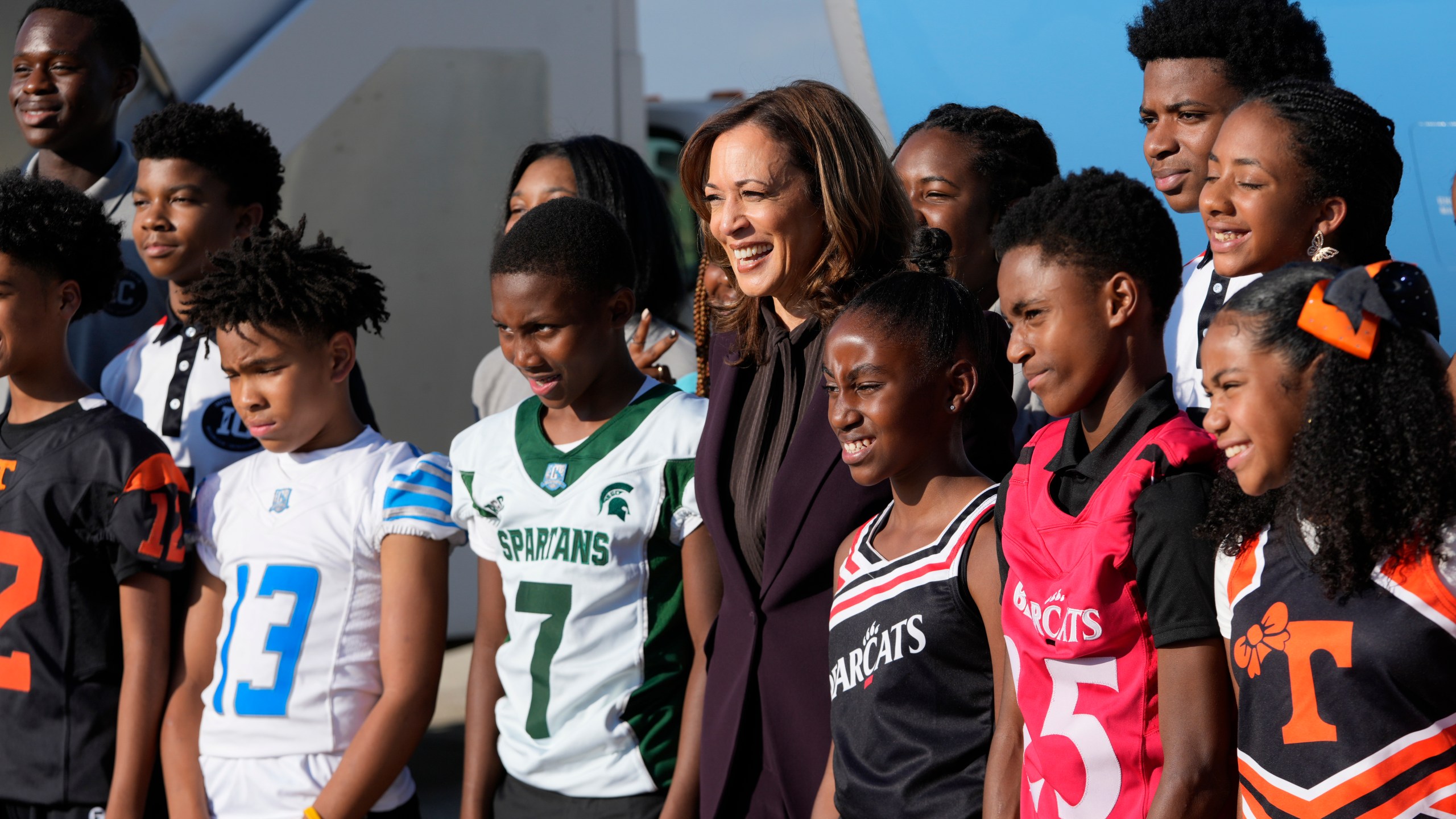 Democratic presidential nominee Vice President Kamala Harris, poses for a photograph upon her arrival at Detroit Metropolitan Airport in Romulus, Mich., enroute to join Oprah Winfrey at Oprah's Unite for America Live Streaming event Thursday, Sept. 19, 2024. (AP Photo/Paul Sancya)