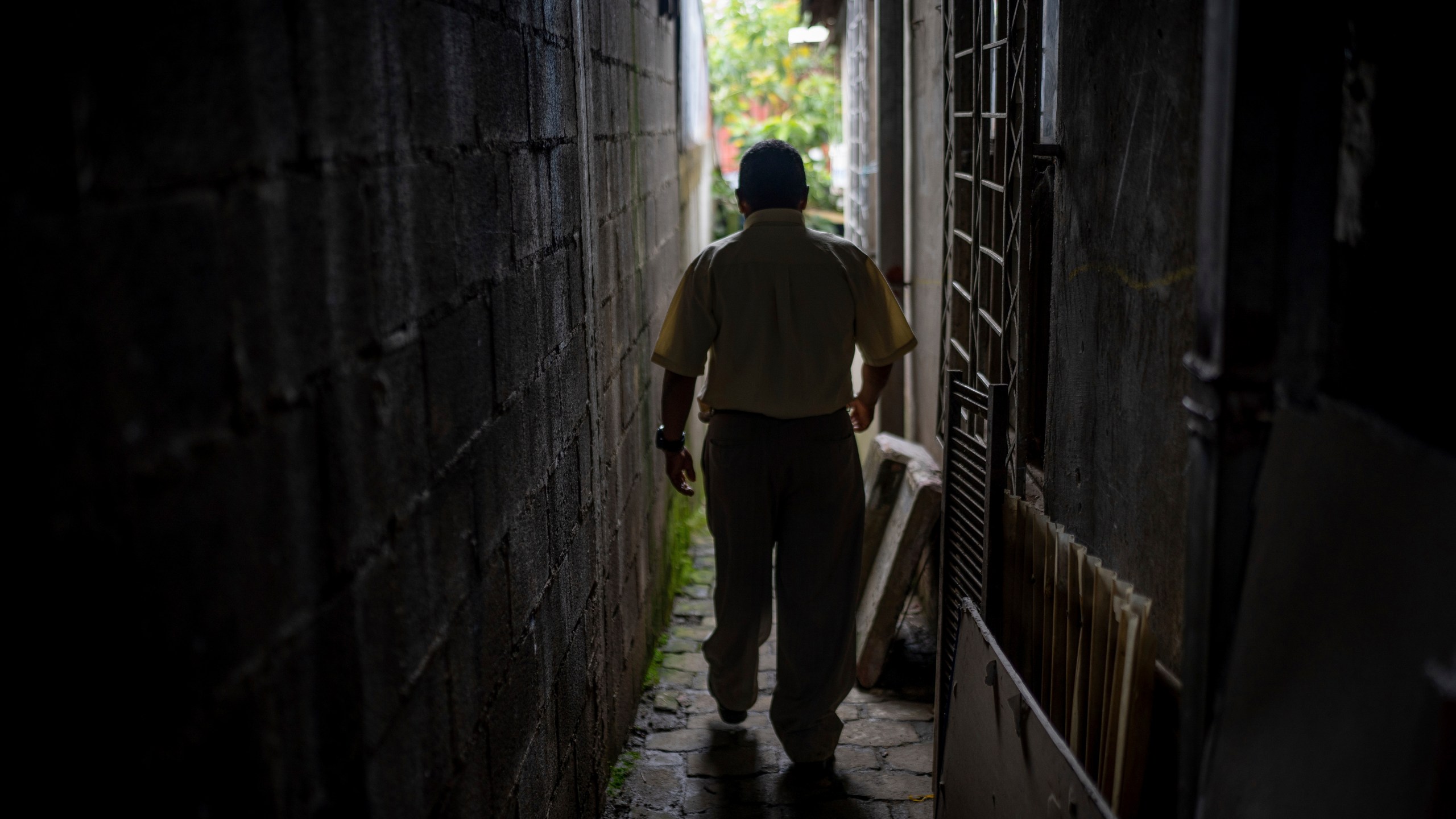 Nicaraguan exile Francisco Alvicio, a deacon of Nicaragua's Moravian Church, walks to his rented room in San Jose, Costa Rica, Sunday Sept. 22, 2024. (AP Photo/Carlos Herrera)