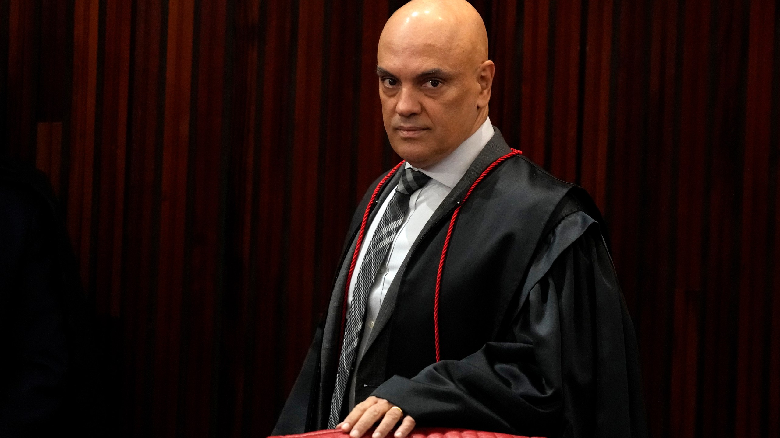 ARCHIVO – El juez del Supremo Tribunal de Brasil, Alexandre de Moraes, llega a una audiencia en un tribunal en Brasilia, Brasil, el 22 de junio de 2023. (AP Foto/Eraldo Peres, Archivo)