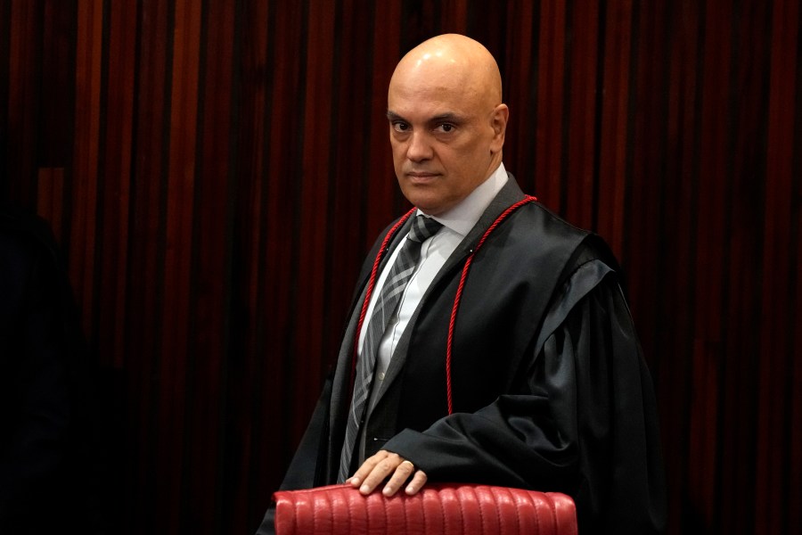 ARCHIVO – El juez del Supremo Tribunal de Brasil, Alexandre de Moraes, llega a una audiencia en un tribunal en Brasilia, Brasil, el 22 de junio de 2023. (AP Foto/Eraldo Peres, Archivo)