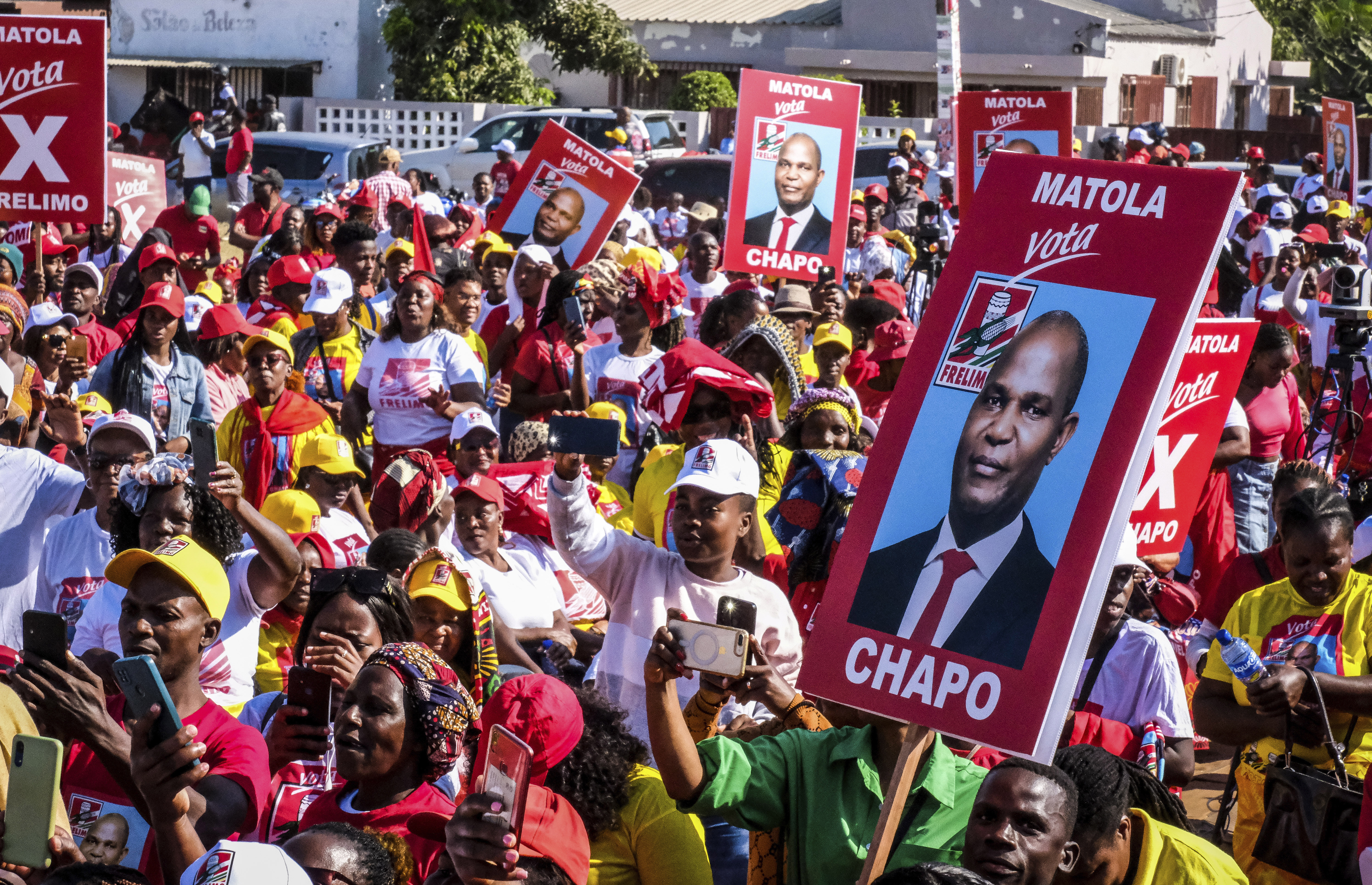 Supporters take part in a ruling party rally to support presidential candidate Daniel Chapo ahead of elections, in Maputo, Mozambique, Sunday, Oct. 6, 2024. (AP Photo/Carlos Uqueio)