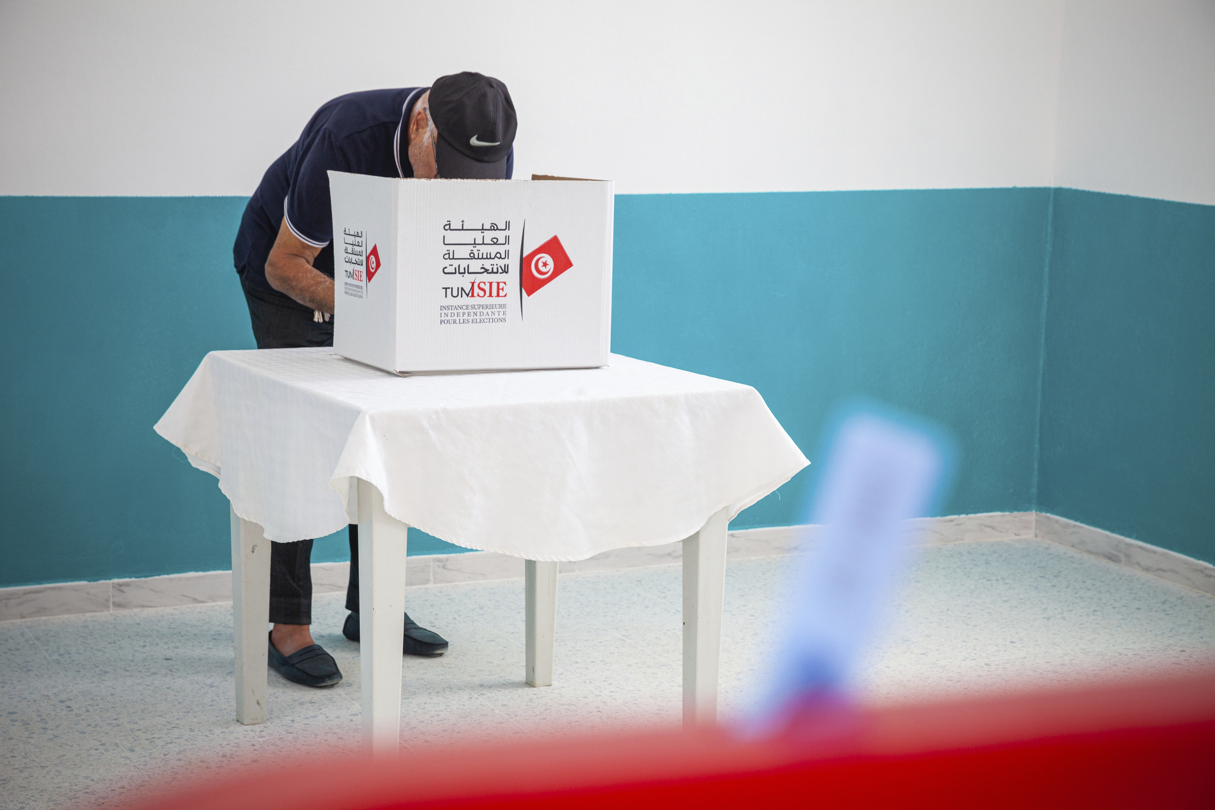 A voter casts his ballot at a polling station during the presidential elections, in the capital Tunis, Tunisia, Sunday, Oct. 6, 2024 (AP Photo/Ons Abid)