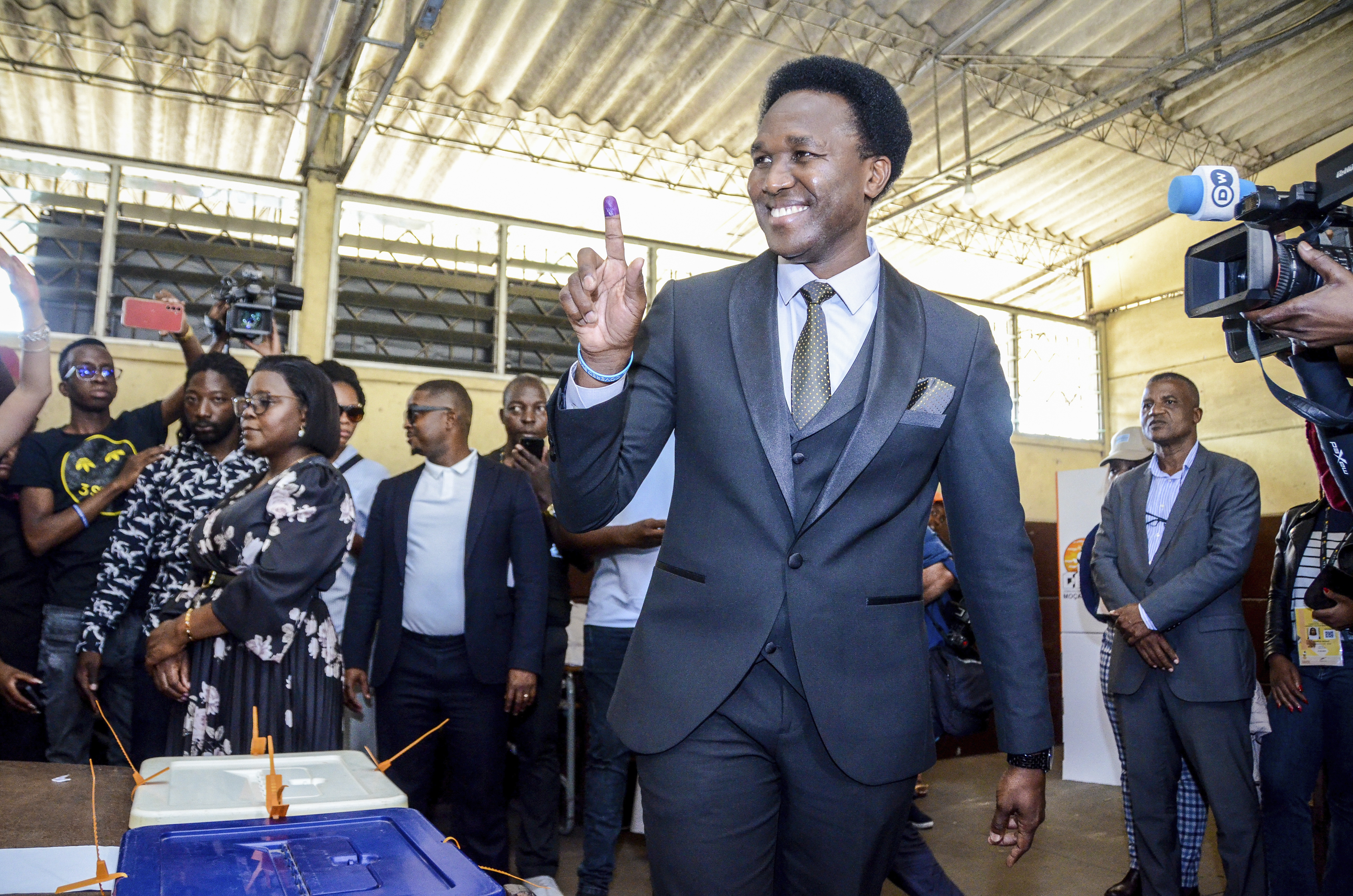 Independent candidate Venancio Mondlane holds up his finger after casting his vote in general elections in Maputo, Mozambique, Wednesday, Oct. 9, 2024. (AP Photo/Carlos Equeio)