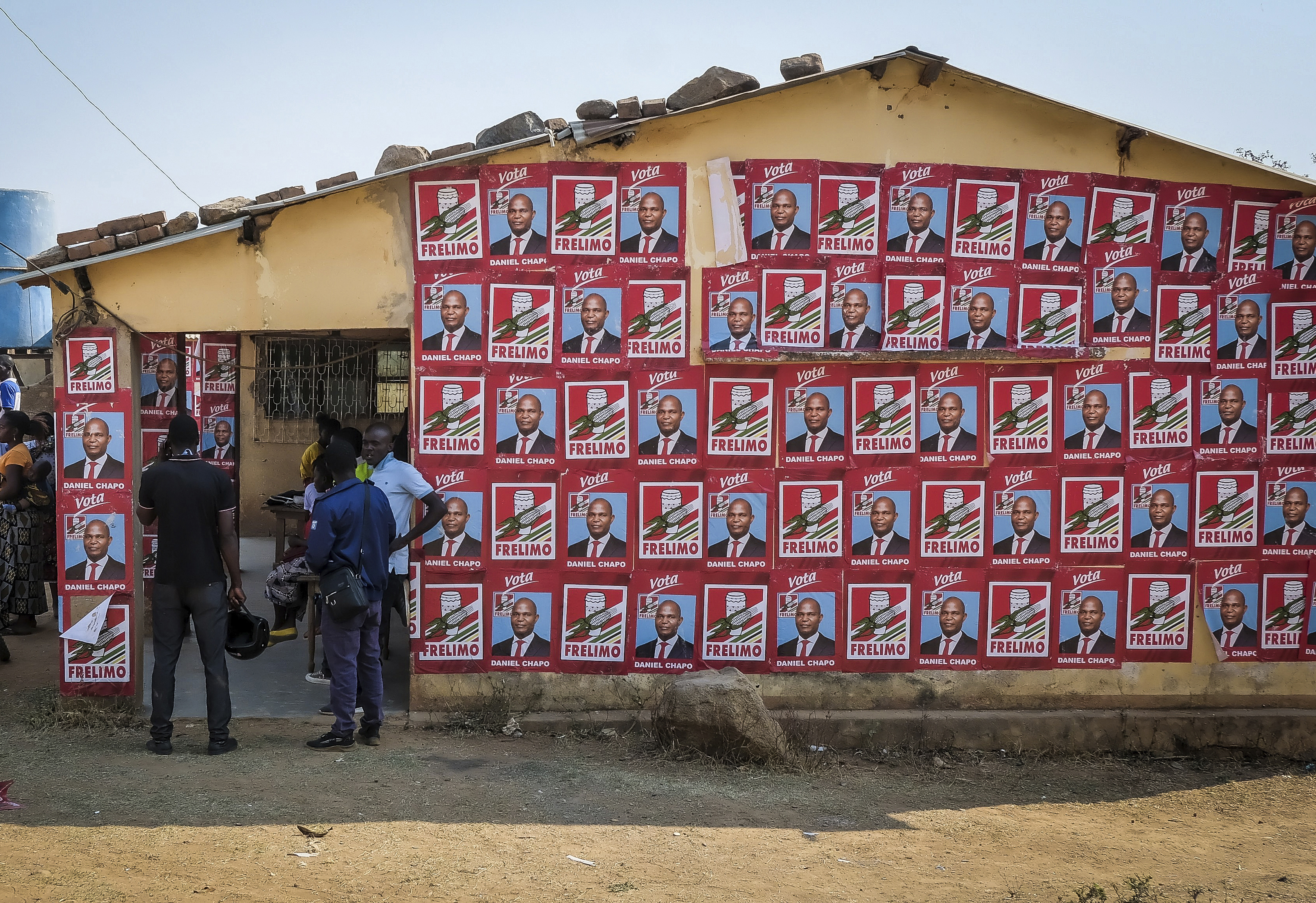 A building displays ruling party posters in support of presidential candidate Daniel Chapo ahead of elections in Maputo, Mozambique, Sunday, Oct. 6, 2024. (AP Photo/Carlos Uqueio)