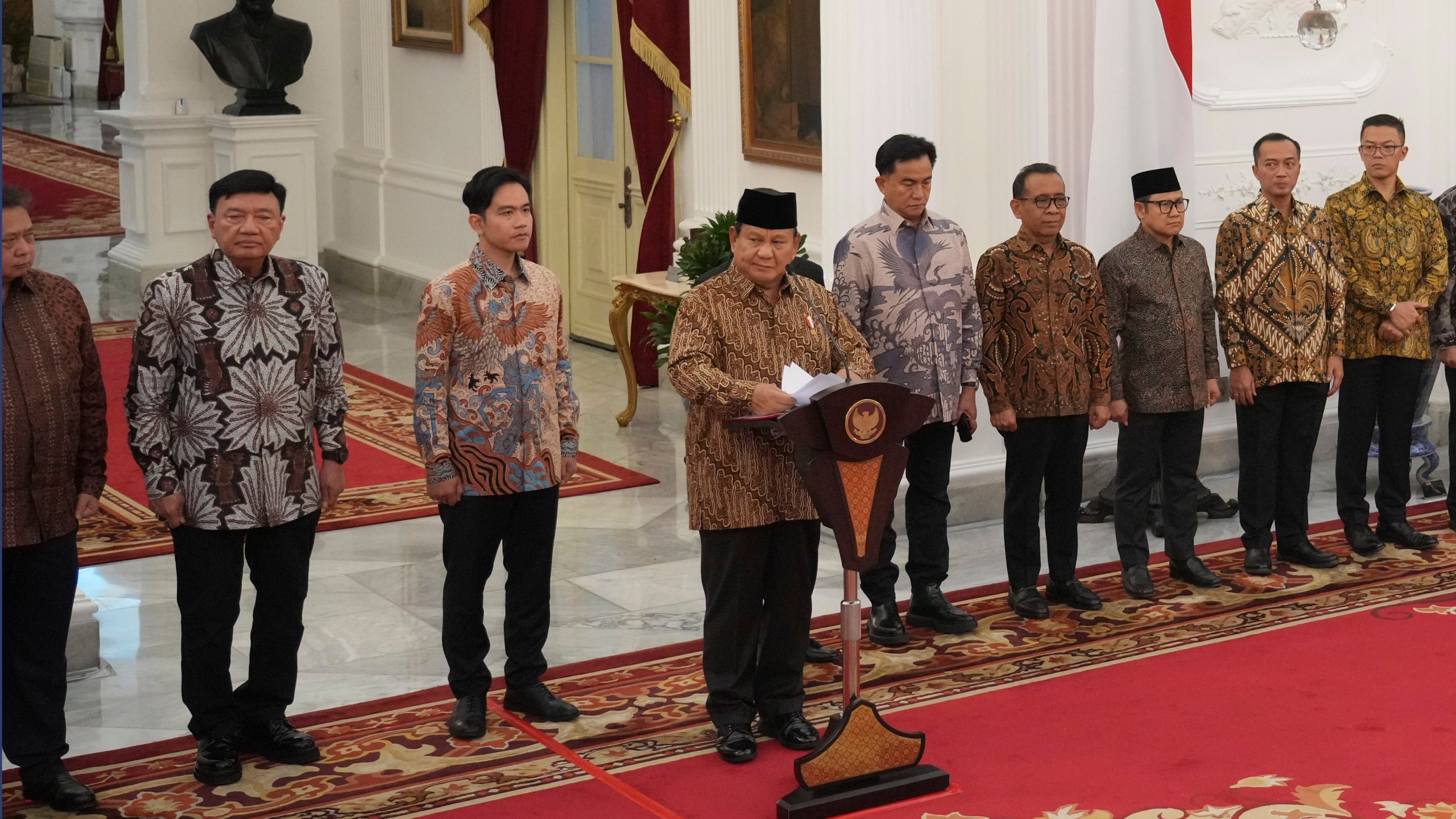 Indonesia's new President Prabowo Subianto, center, announces his cabinet lineup of newly-appointed ministers, at Merdeka Palace, in Jakarta, Indonesia, Sunday, Oct. 20, 2024. (AP Photo/Achmad Ibrahim)