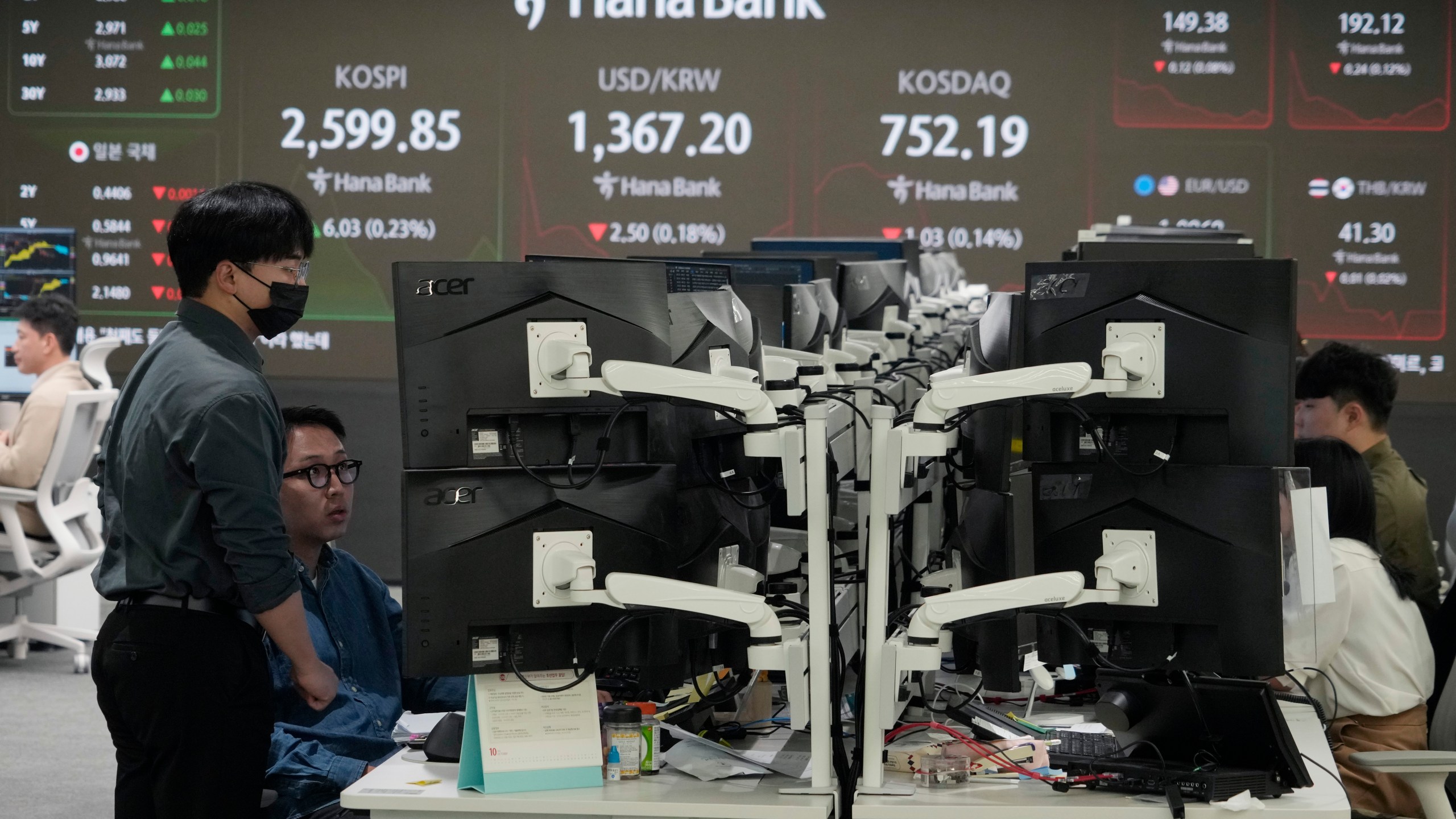 Currency traders watch monitors at the foreign exchange dealing room of the KEB Hana Bank headquarters in Seoul, South Korea, Monday, Oct. 21, 2024. (AP Photo/Ahn Young-joon)