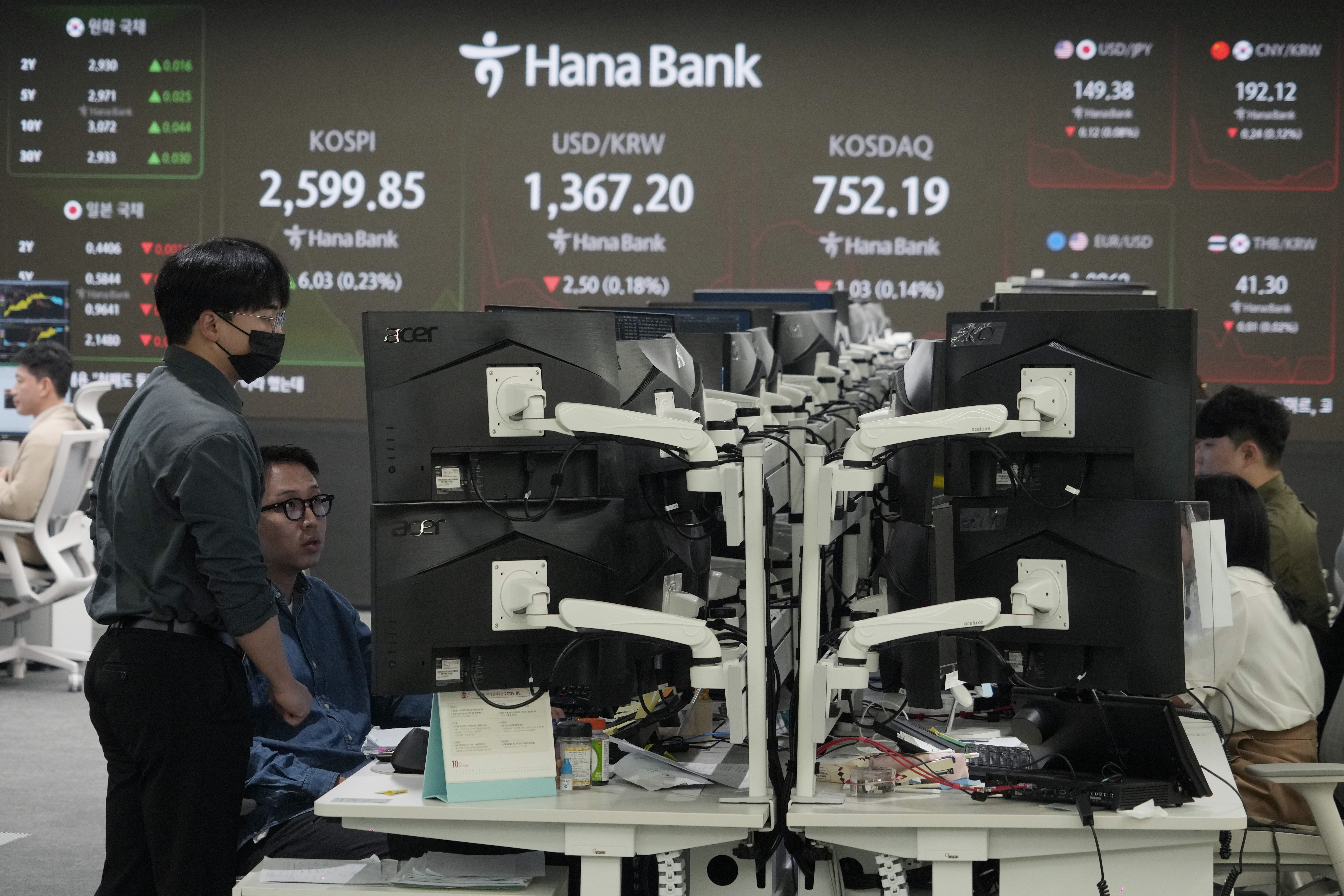 Currency traders watch monitors at the foreign exchange dealing room of the KEB Hana Bank headquarters in Seoul, South Korea, Monday, Oct. 21, 2024. (AP Photo/Ahn Young-joon)