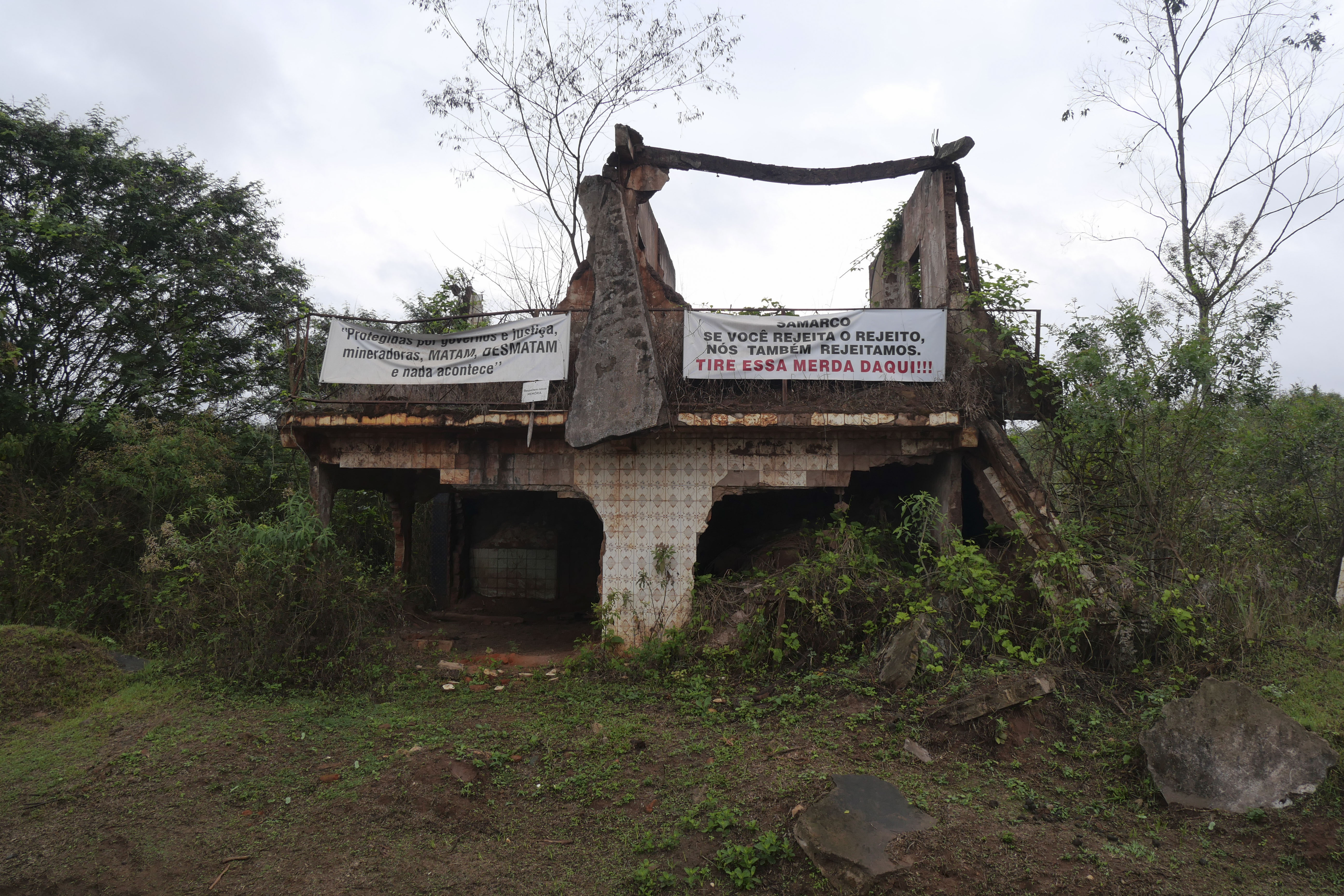 A home that was destroyed by a dam break stands in ruins in Bento Rodrigues, Minas Gerais state, Brazil, Oct. 19, 2024. Victims of Brazil’s worst environmental disaster, on Nov. 5, 2015, took their case for compensation to a UK court on Monday, Oct. 21, 2024, almost nine years after tons of toxic mining waste poured into a major waterway, killing 19 people and devastating local communities. (AP Photo/Eleonore Hughes)