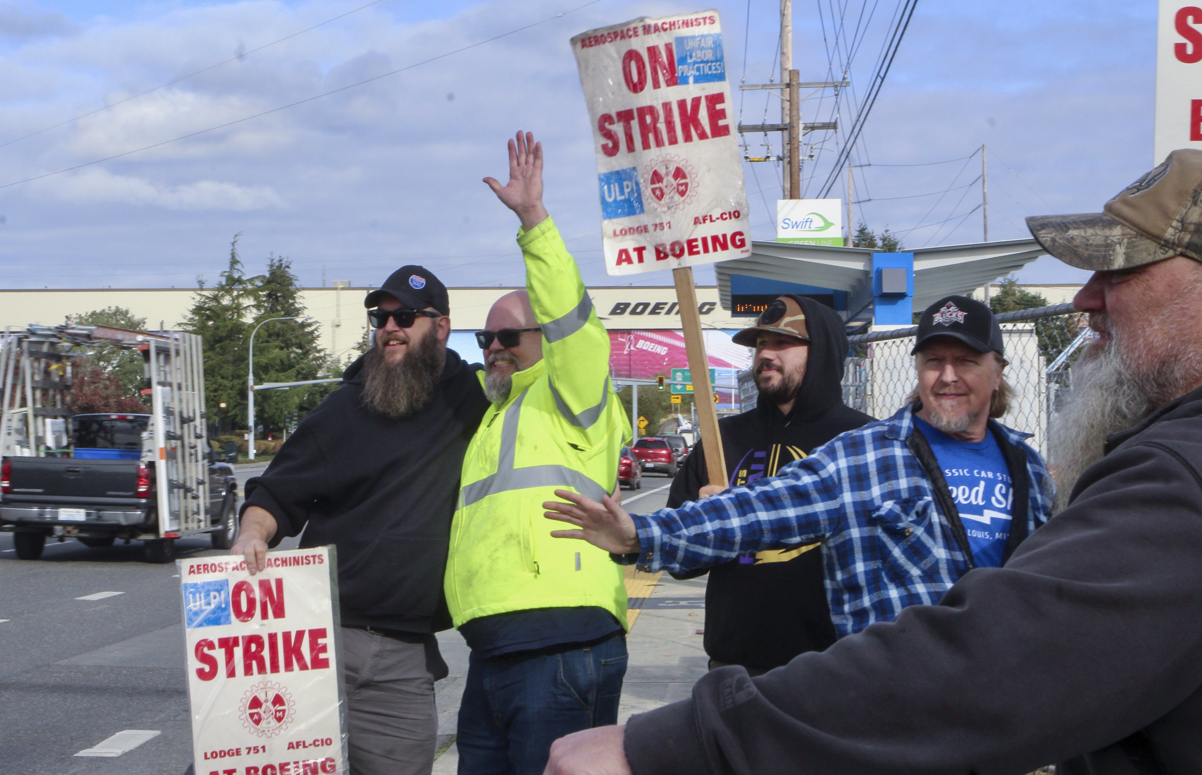 Union machinists wave signs next to company's factory in Everett, Wash., on Tuesday, Oct. 22, 2024. (AP Photo/Manuel Valdes)