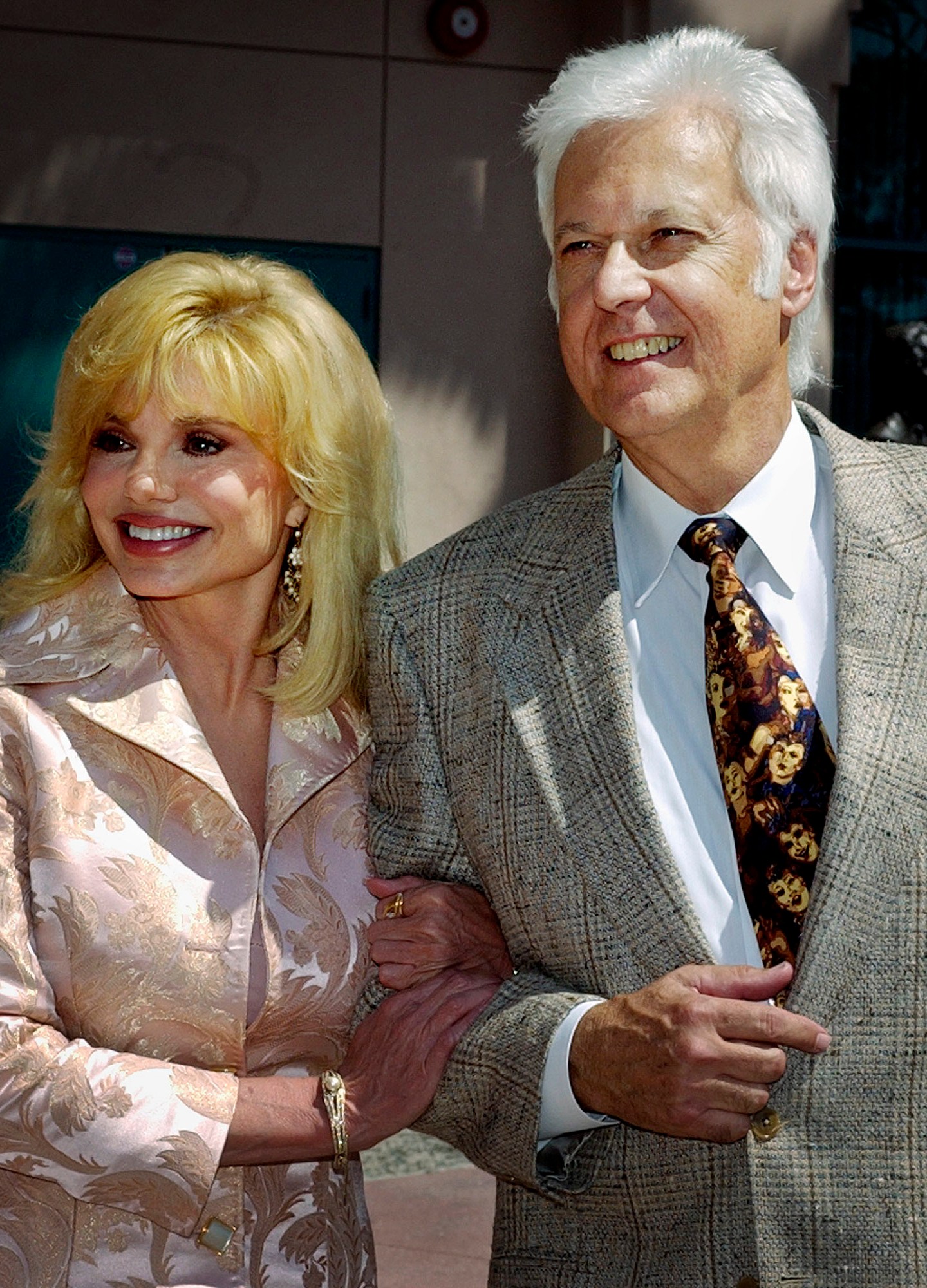 FILE - Loni Anderson and Jack Jones arrive for "The Bob Hope Memorial Tribute" show at the Academy of Television Arts and Sciences headquarters in Los Angeles' North Hollywood area Wednesday, Aug. 27, 2003. Jack Jones, a Grammy-winning crooner known for “The Love Boat” television show theme song, has died, Wednesday, Oct. 23, 2024. (AP Photo/Reed Saxon, File)