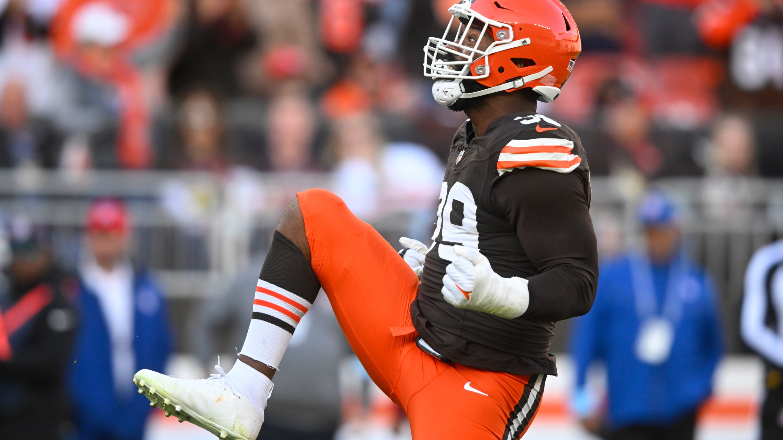 Cleveland Browns defensive end Za'Darius Smith (99) celebrates a sack of Baltimore Ravens quarterback Lamar Jackson (8) during the second half of an NFL football game in Cleveland, Sunday, Oct. 27, 2024. (AP Photo/David Richard)