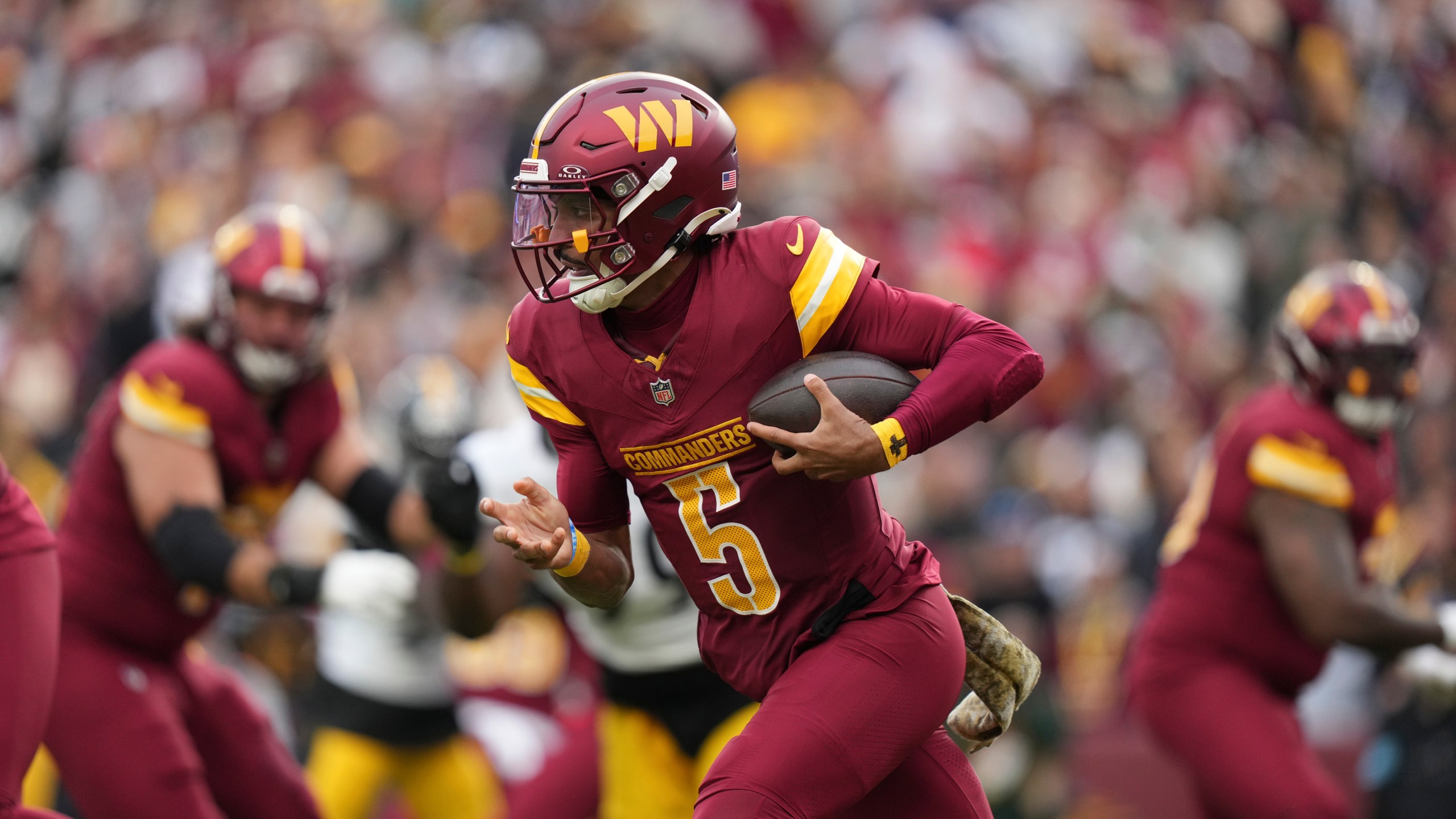 Washington Commanders quarterback Jayden Daniels scrambles during the first half of an NFL football game against the Pittsburgh Steelers, Sunday, Nov. 10, 2024, in Landover, Md. (AP Photo/Stephanie Scarbrough)