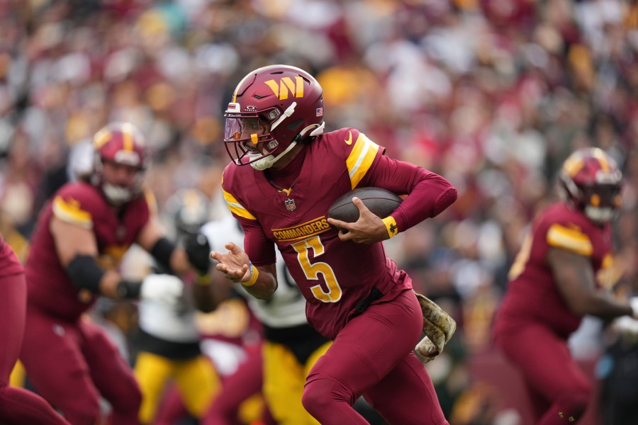 Washington Commanders quarterback Jayden Daniels scrambles during the first half of an NFL football game against the Pittsburgh Steelers, Sunday, Nov. 10, 2024, in Landover, Md. (AP Photo/Stephanie Scarbrough)