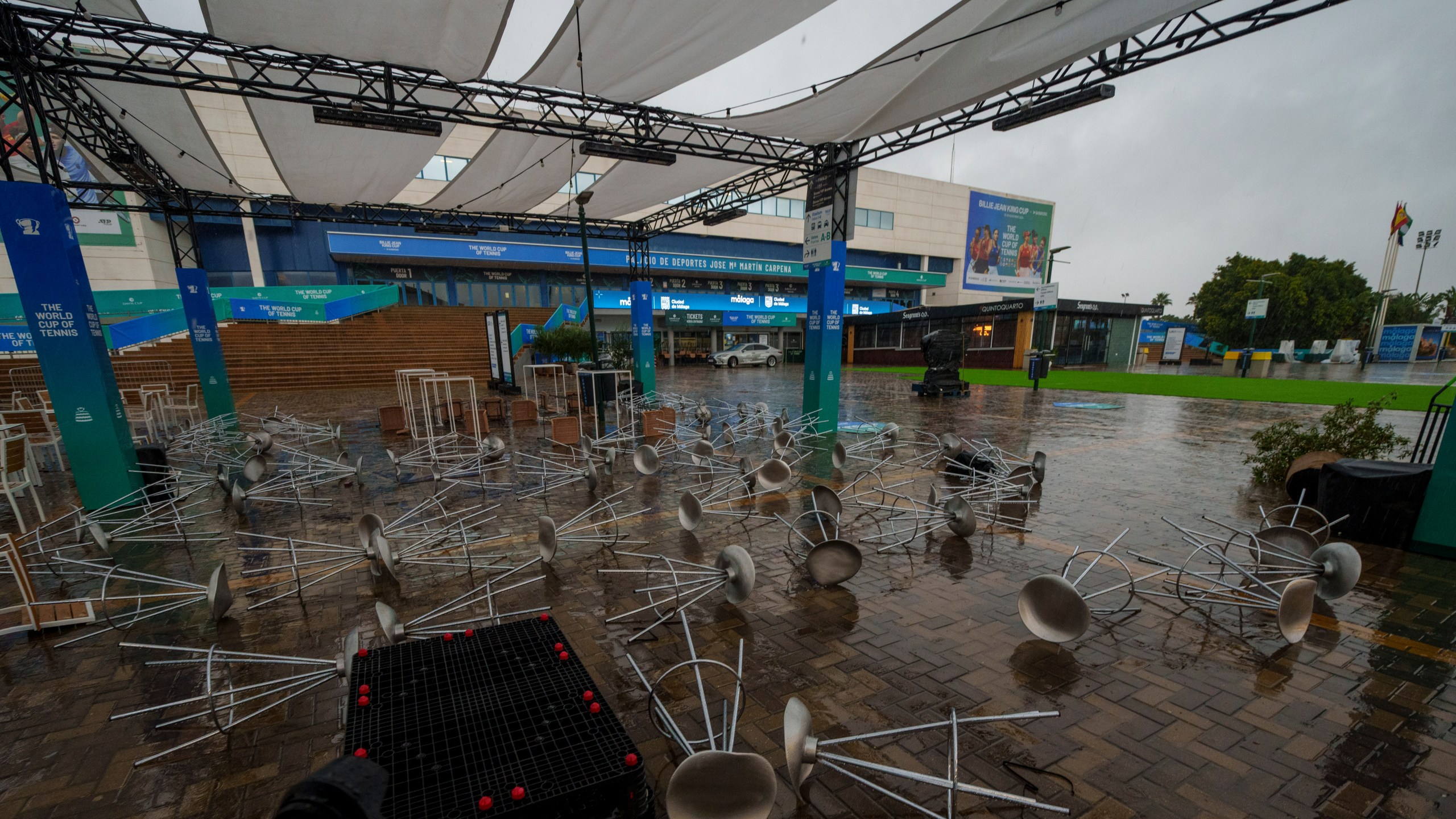 A general view of the Martin Carpena sportshall during the Billie Jean King Cup finals in Malaga, southern Spain, Wednesday, Nov. 13, 2024, after today's matches were canceled due to heavy rain and postponed until tomorrow. (AP Photo/Manu Fernandez)