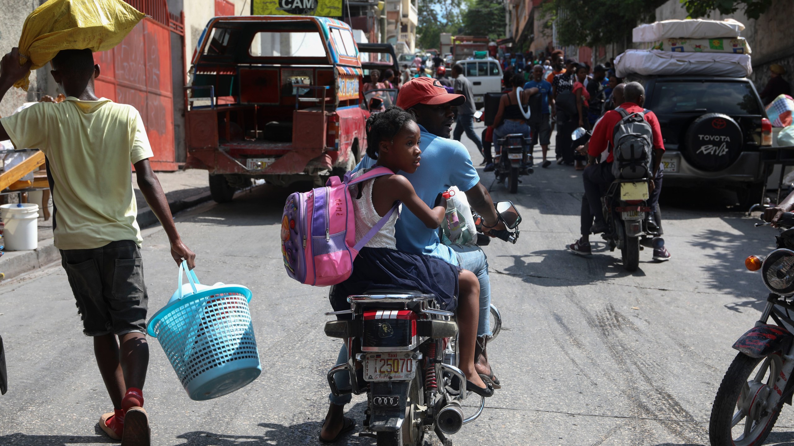 Residents flee their homes to escape gang violence in the Nazon neighborhood of Port-au-Prince, Haiti, Thursday, Nov. 14, 2024. (AP Photo/Odelyn Joseph)