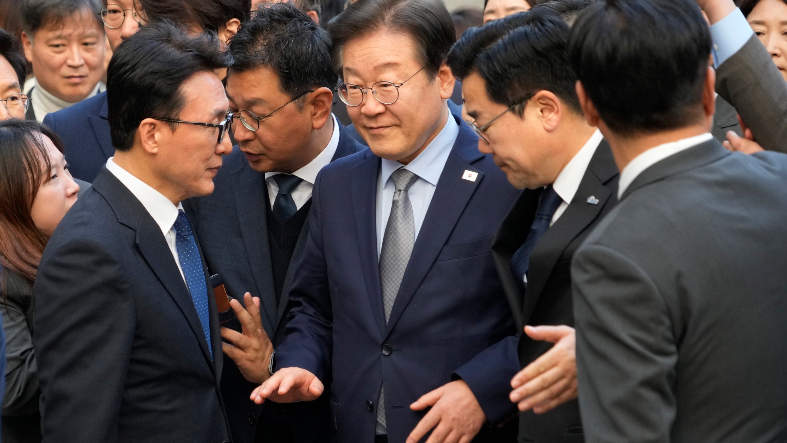 South Korea's main opposition Democratic Party leader Lee Jae-myung, center, arrives at the Seoul Central District Court in Seoul, South Korea, Friday, Nov. 15 2024. (AP Photo/Ahn Young-joon)