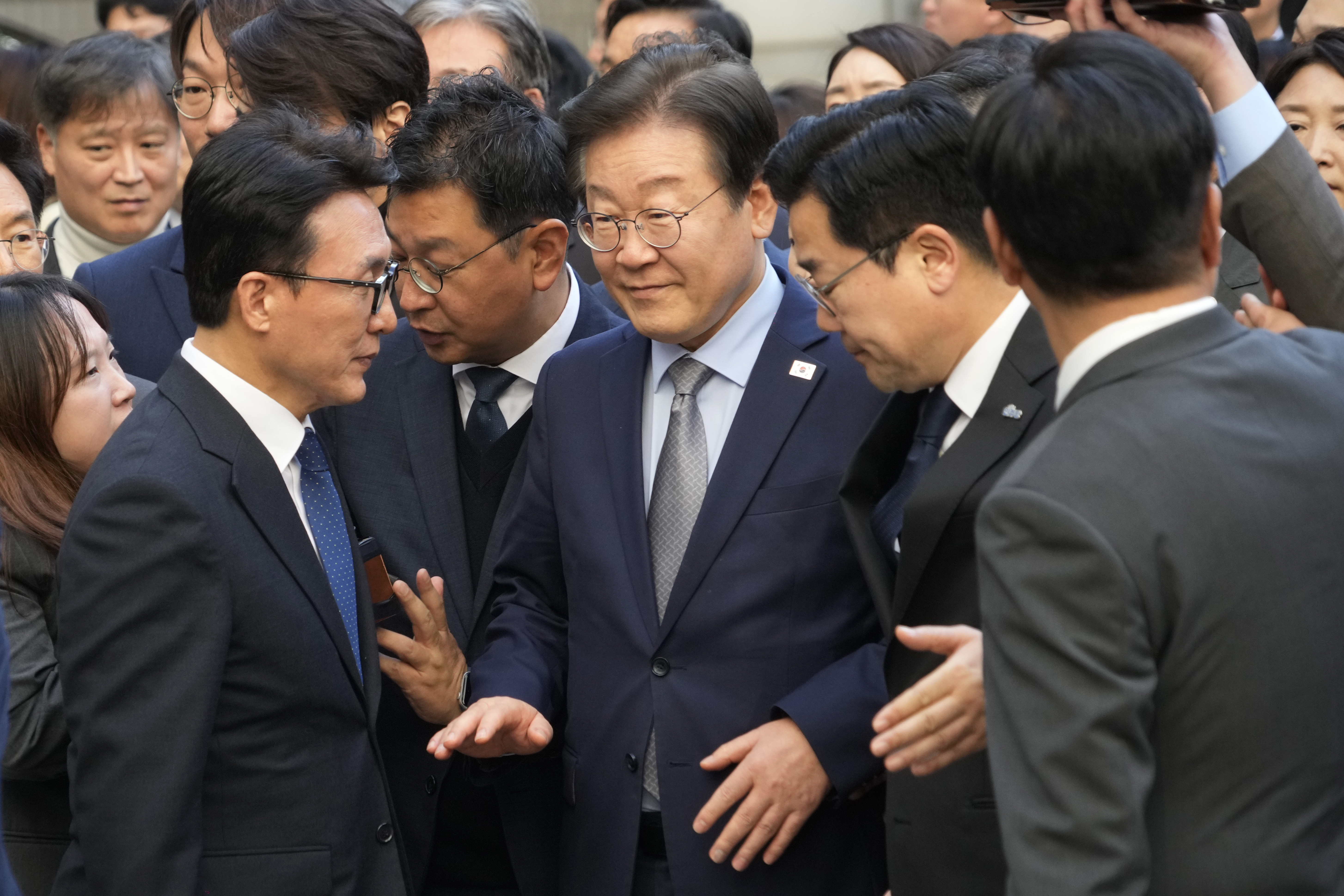 South Korea's main opposition Democratic Party leader Lee Jae-myung, center, arrives at the Seoul Central District Court in Seoul, South Korea, Friday, Nov. 15 2024. (AP Photo/Ahn Young-joon)