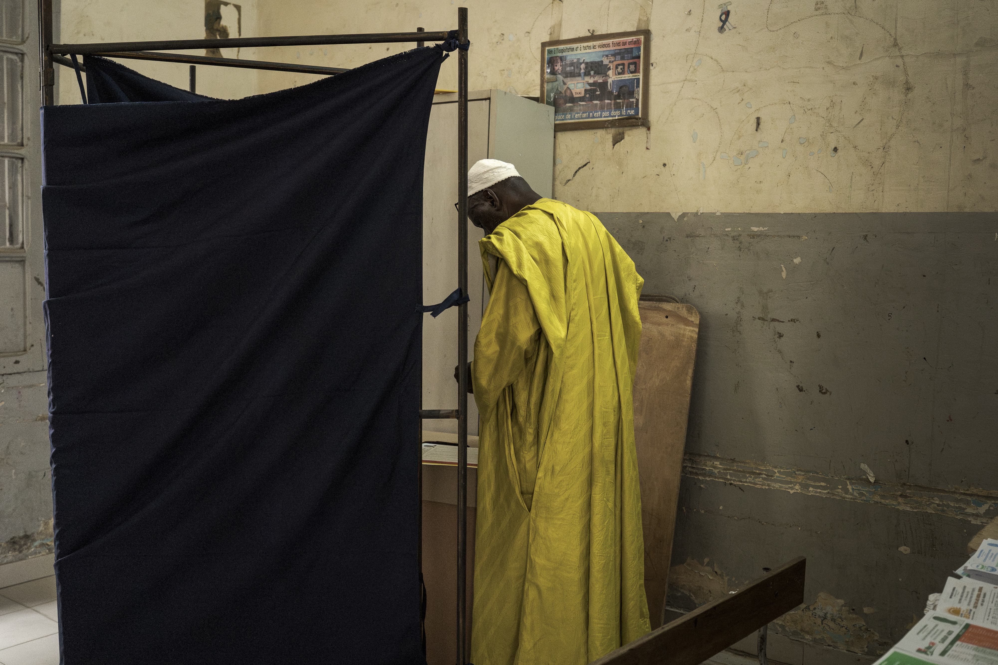 A man casts his vote for legislative elections, at a polling station in Dakar, Senegal Sunday, Nov. 17, 2024. (AP Photo/Annika Hammerschlag)