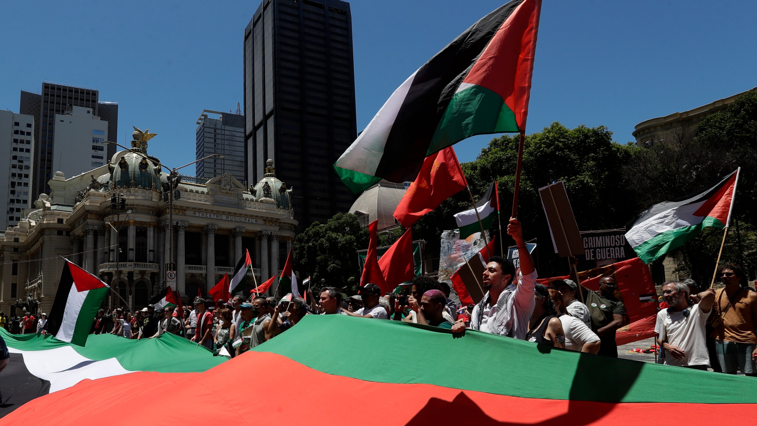 Demonstrators show support and solidarity with the Palestinian people as world leaders hold the G20 summit in Rio de Janeiro, Monday, Nov. 18, 2024. (AP Photo/Bruna Prado)