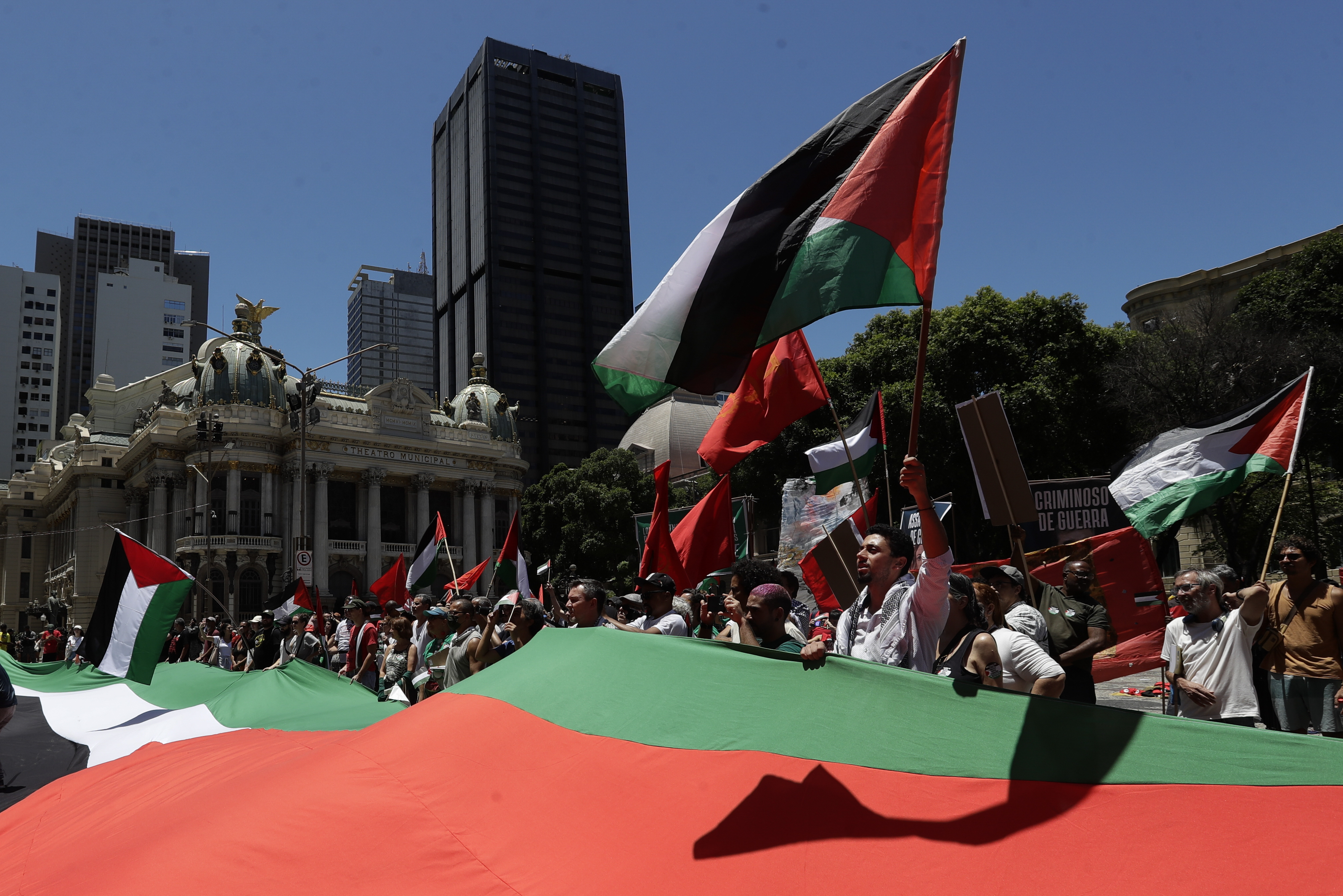 Demonstrators show support and solidarity with the Palestinian people as world leaders hold the G20 summit in Rio de Janeiro, Monday, Nov. 18, 2024. (AP Photo/Bruna Prado)