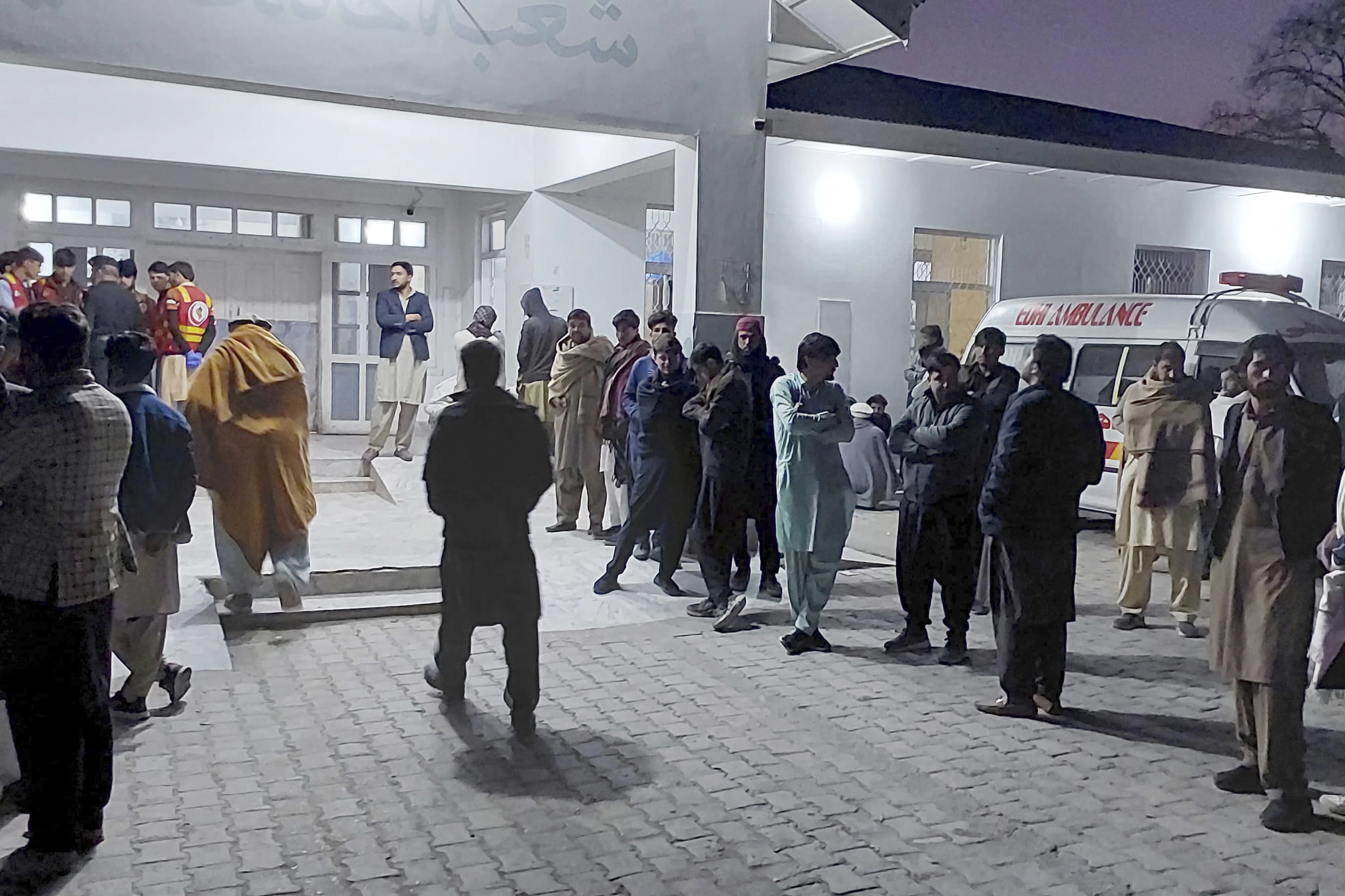 Local residents and volunteers gather and wait for the arrival of victims of gunmen firing incident on passenger vehicles, at a hospital in Parachinar, in Kurram district of Pakistan's northwestern Khyber Pakhtunkhwa province, Thursday, Nov. 21, 2024. (AP Photo/Dilawar Hussain)