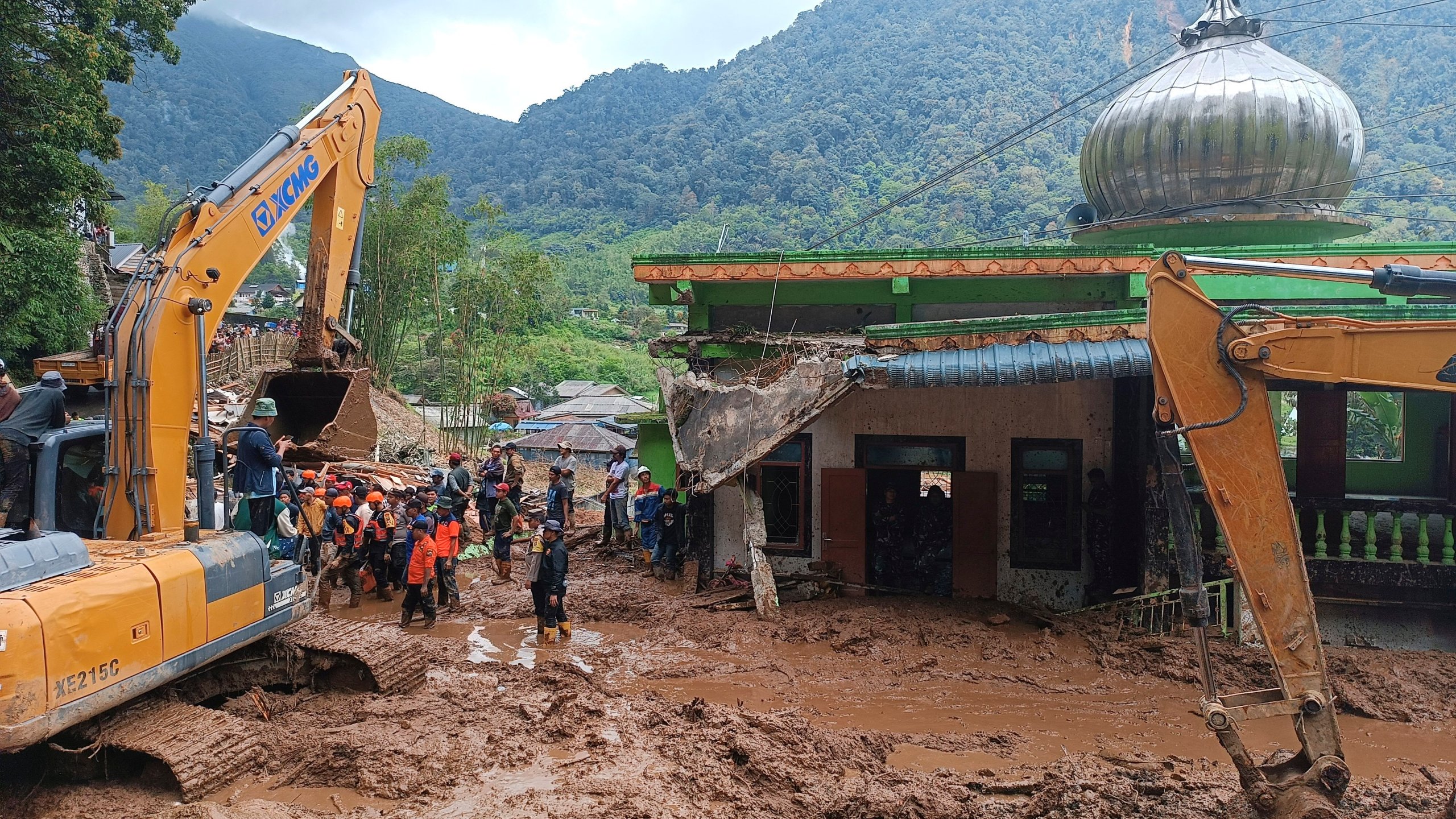 Rescuers search for missing people after a landslide that killed a number of people and left some others missing in Karo, North Sumatra, Indonesia, Monday, Nov. 25, 2024. (AP Photo/Binsar Bakkara)