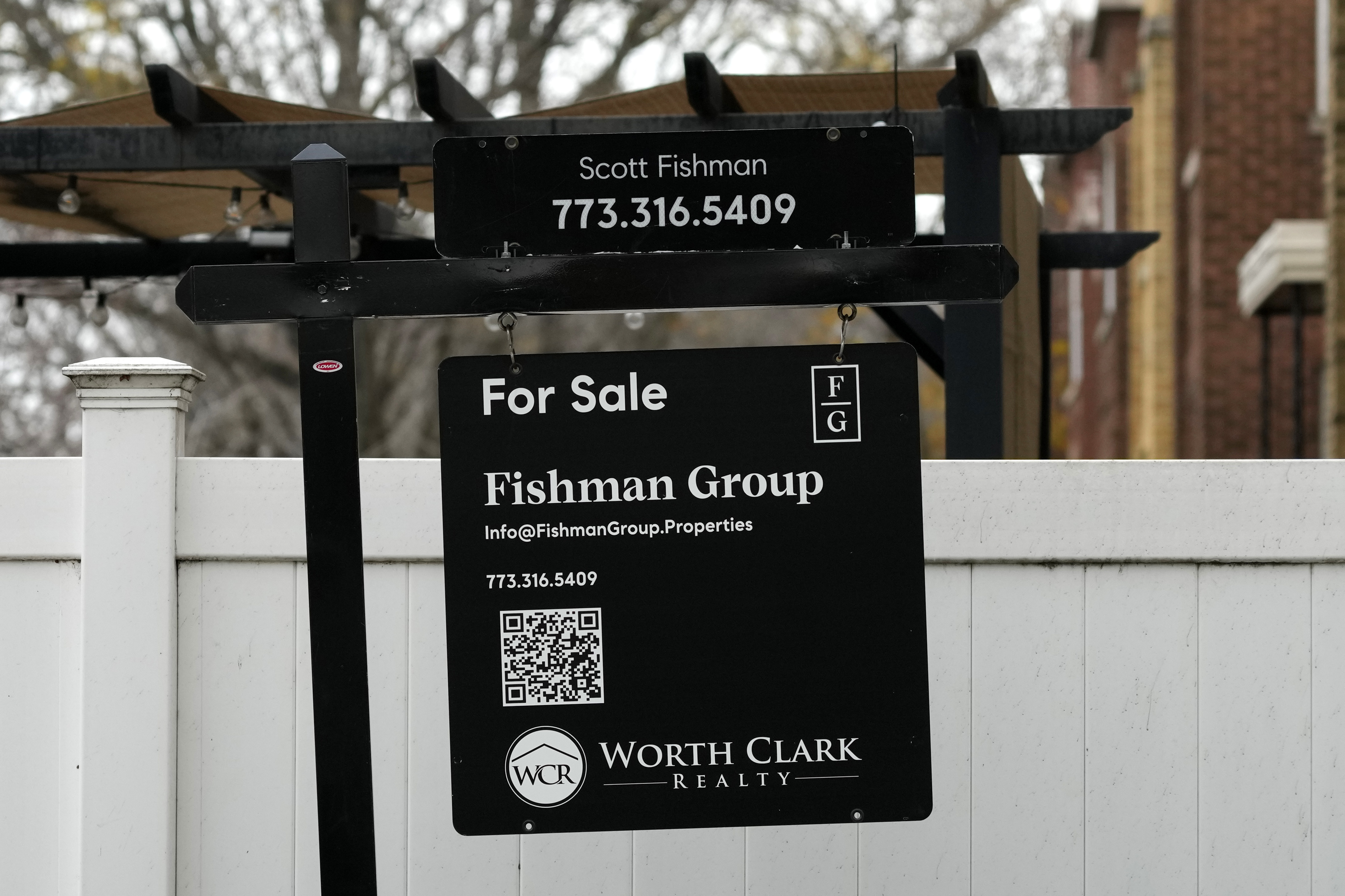 A for sale sign stands outside a residence in Chicago, Ill., Monday, Nov. 25, 2024. (AP Photo/Nam Y. Huh)