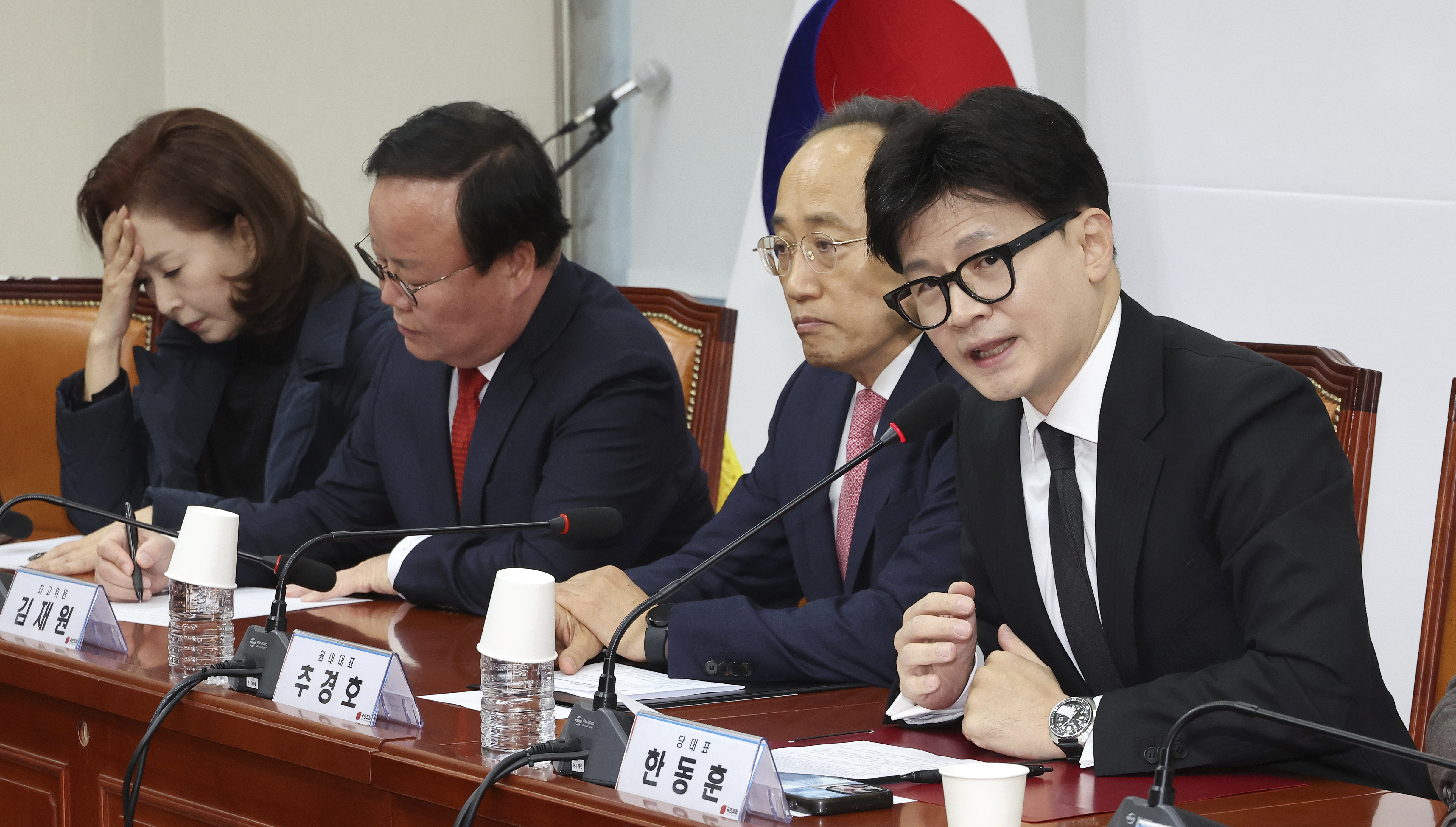 CORRECTS DATE - South Korea's ruling People Power Party leader Han Dong-hun, right, speaks during a meeting of the party's leadership at the National Assembly in Seoul, South Korea, Thursday, Dec. 5, 2024. (Kim Ju-hyung/Yonhap via AP)