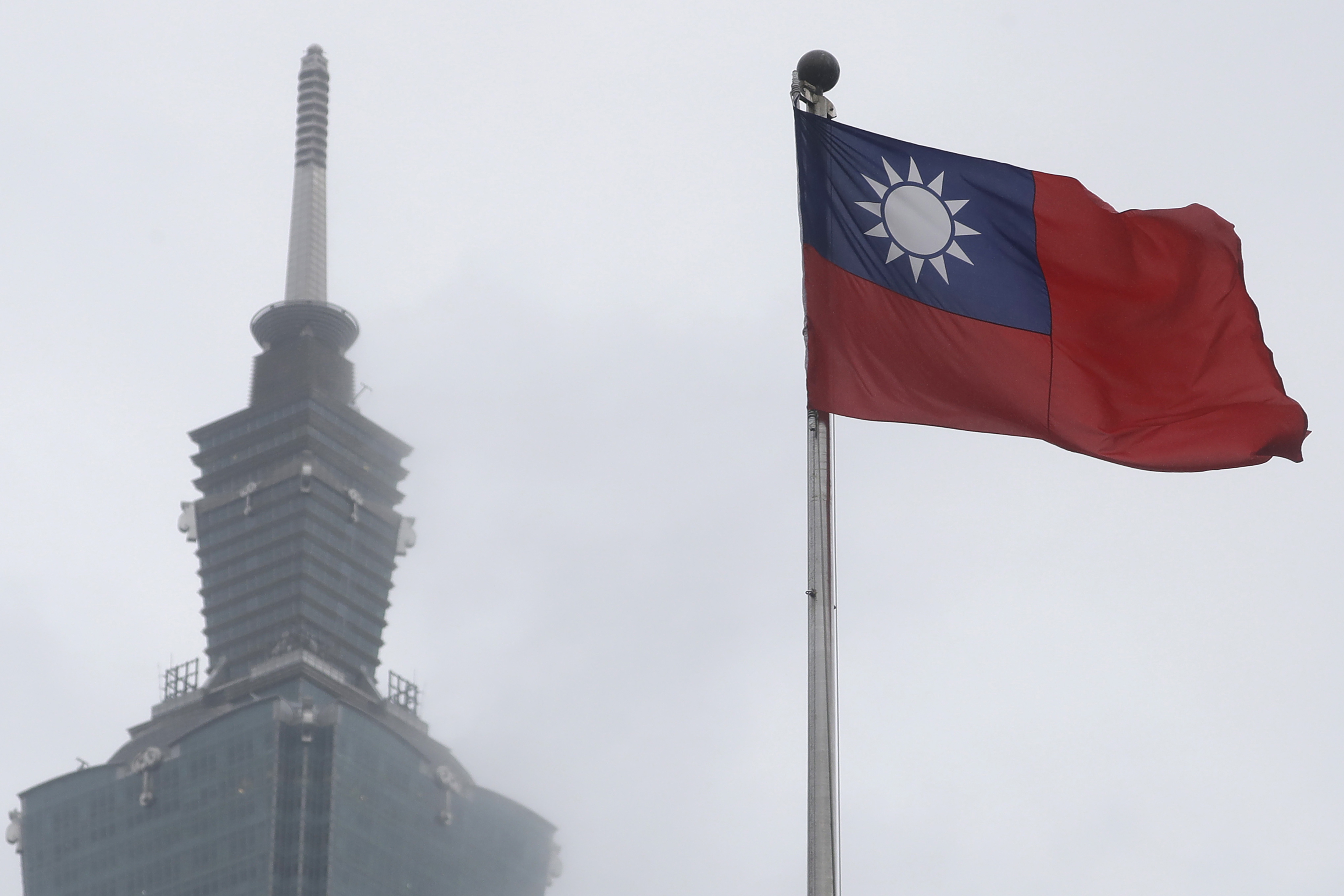 ARCHIVO - Una bandera nacional taiwanesa se ve cerca del edificio Taipei 101 en el monumento nacional Dr. Sun Yat-Sen en Taipéi, Taiwán, el 7 de mayo de 2023. (AP Foto/Chiang Ying-ying, Archivo)