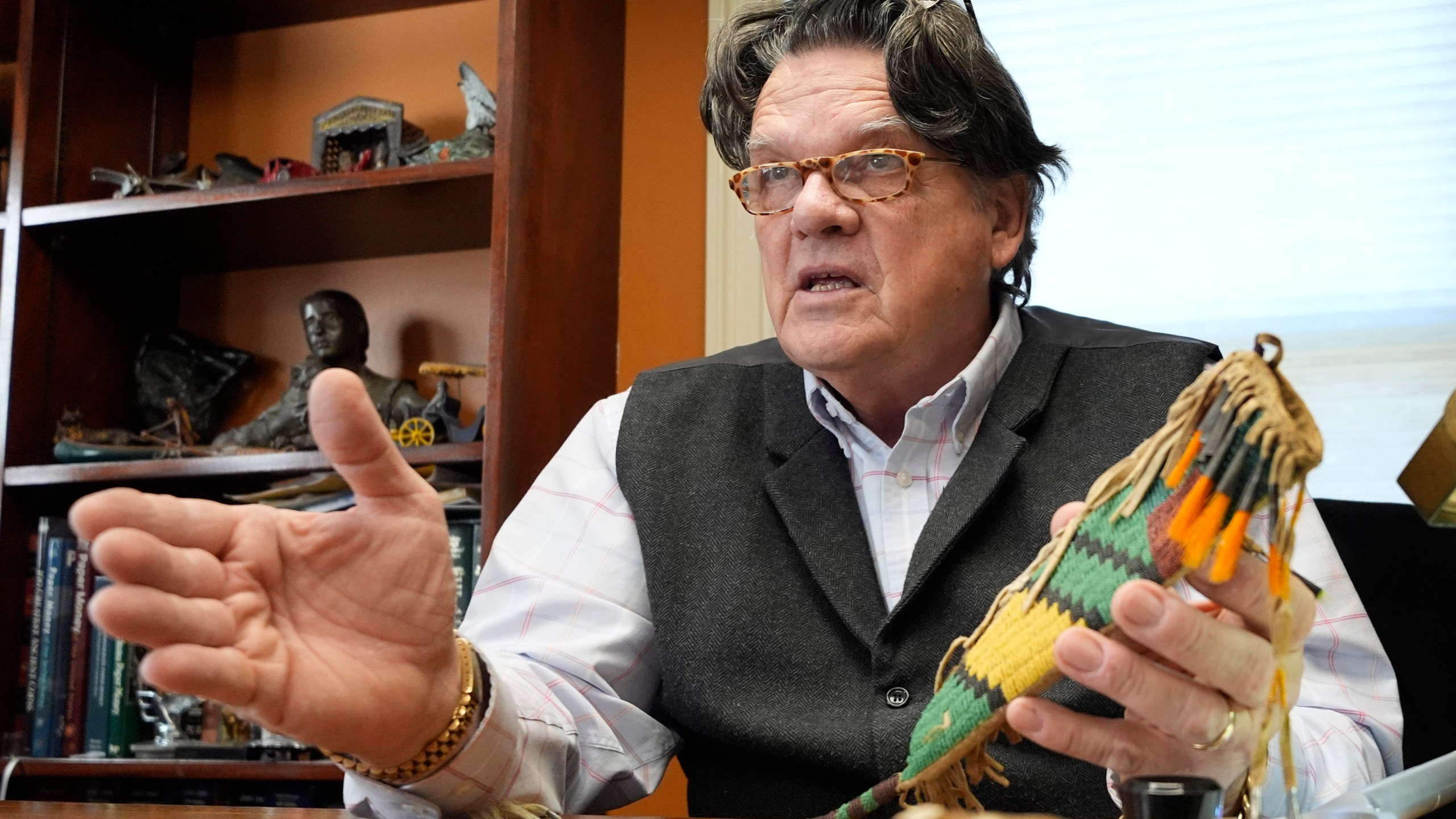 Kaja Veilleux gives his appraisal of an Native American antique at Thomaston Place Auction Galleries, Tuesday, Nov. 19, 2024, in Thomaston, Maine. (AP Photo/Robert F. Bukaty)