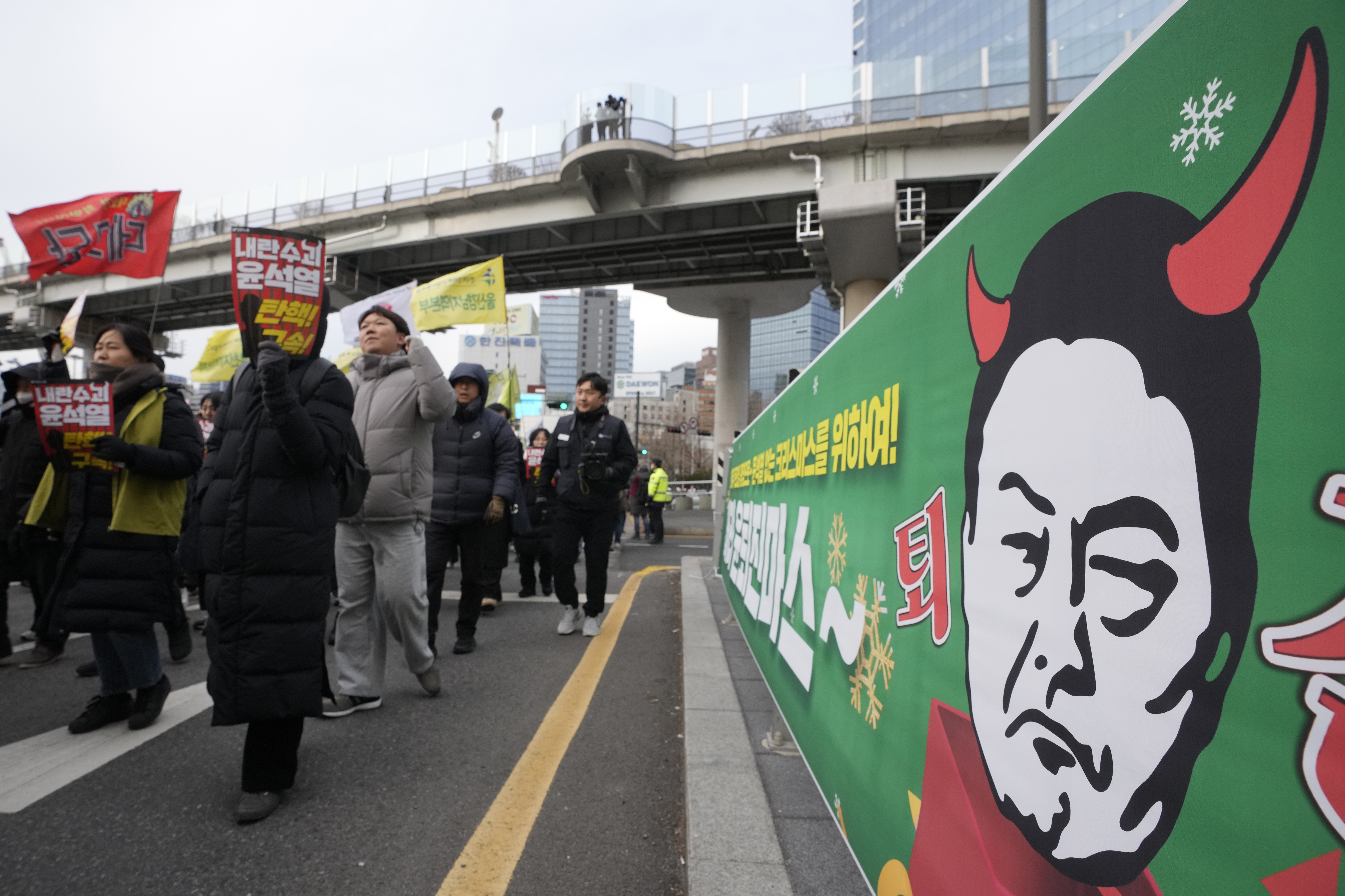 Protesters march to the presidential office after a rally demanding South Korean President Yoon Suk Yeol's impeachment in Seoul, South Korea, Thursday, Dec. 12, 2024. (AP Photo/Ahn Young-joon)